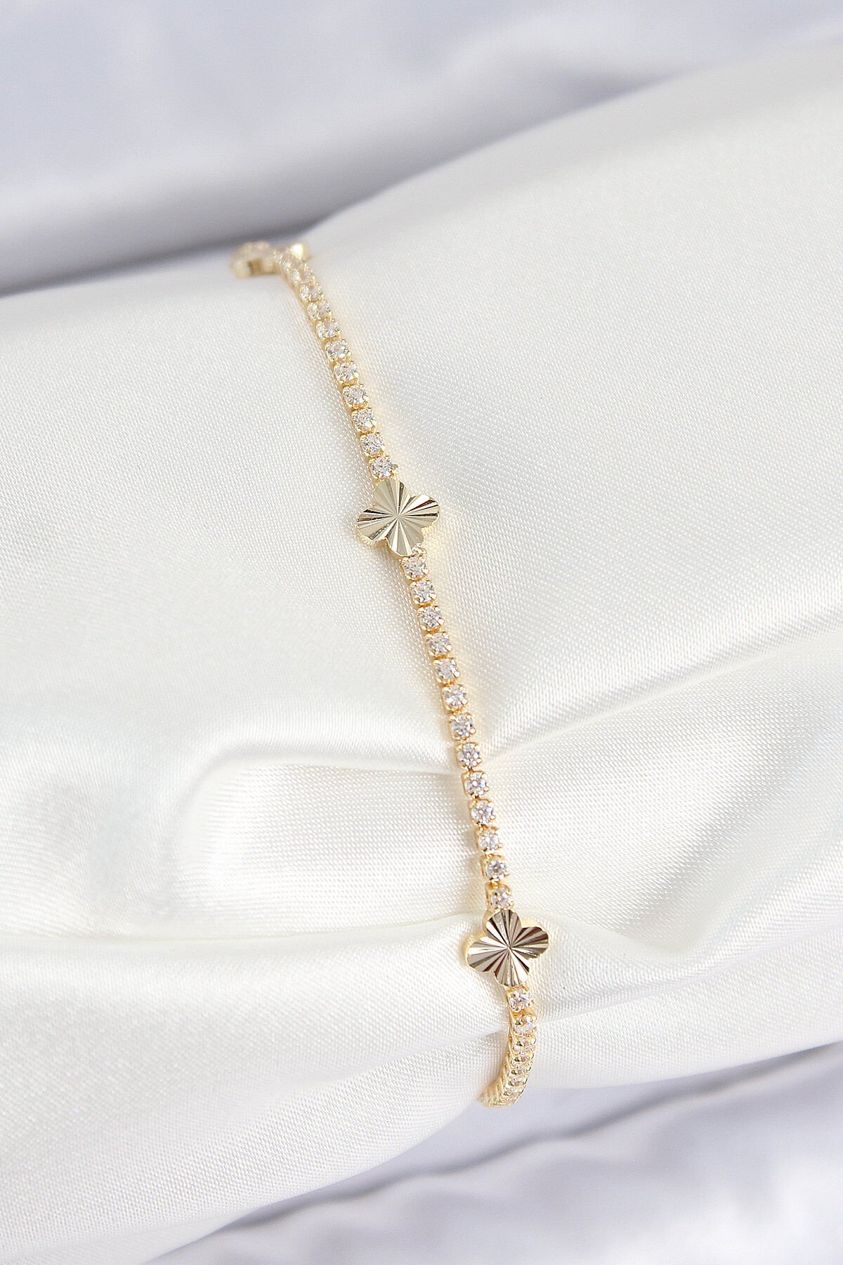 Pirinç Zirkon Taşlı Yonca Model Gold Renk Kadın Bilekilk - TJ-BB7659