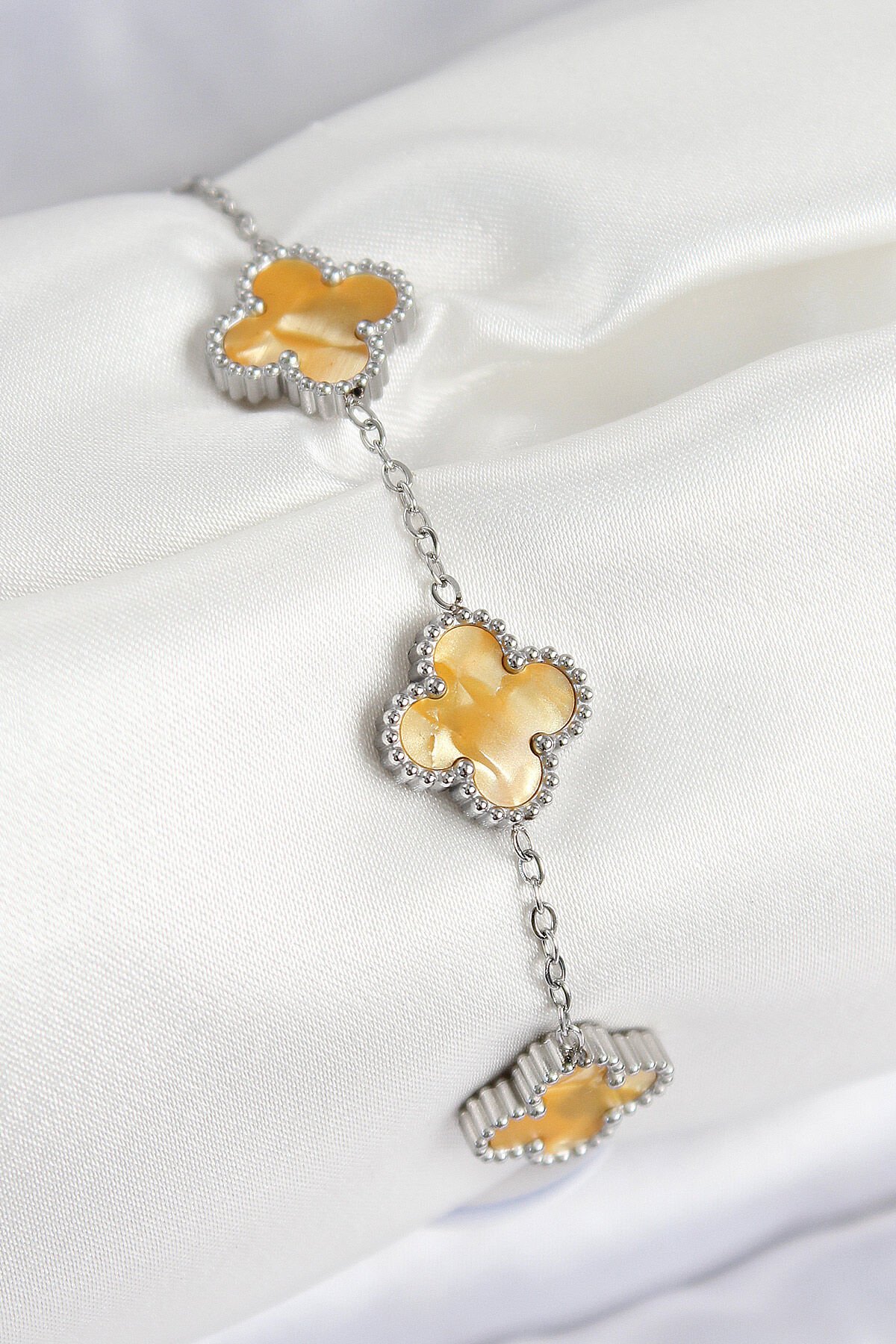 316L Çelik Sedefli Kehribar Sarı Gümüş Renk Yonca Kadın Bileklik - TJ-BB7676