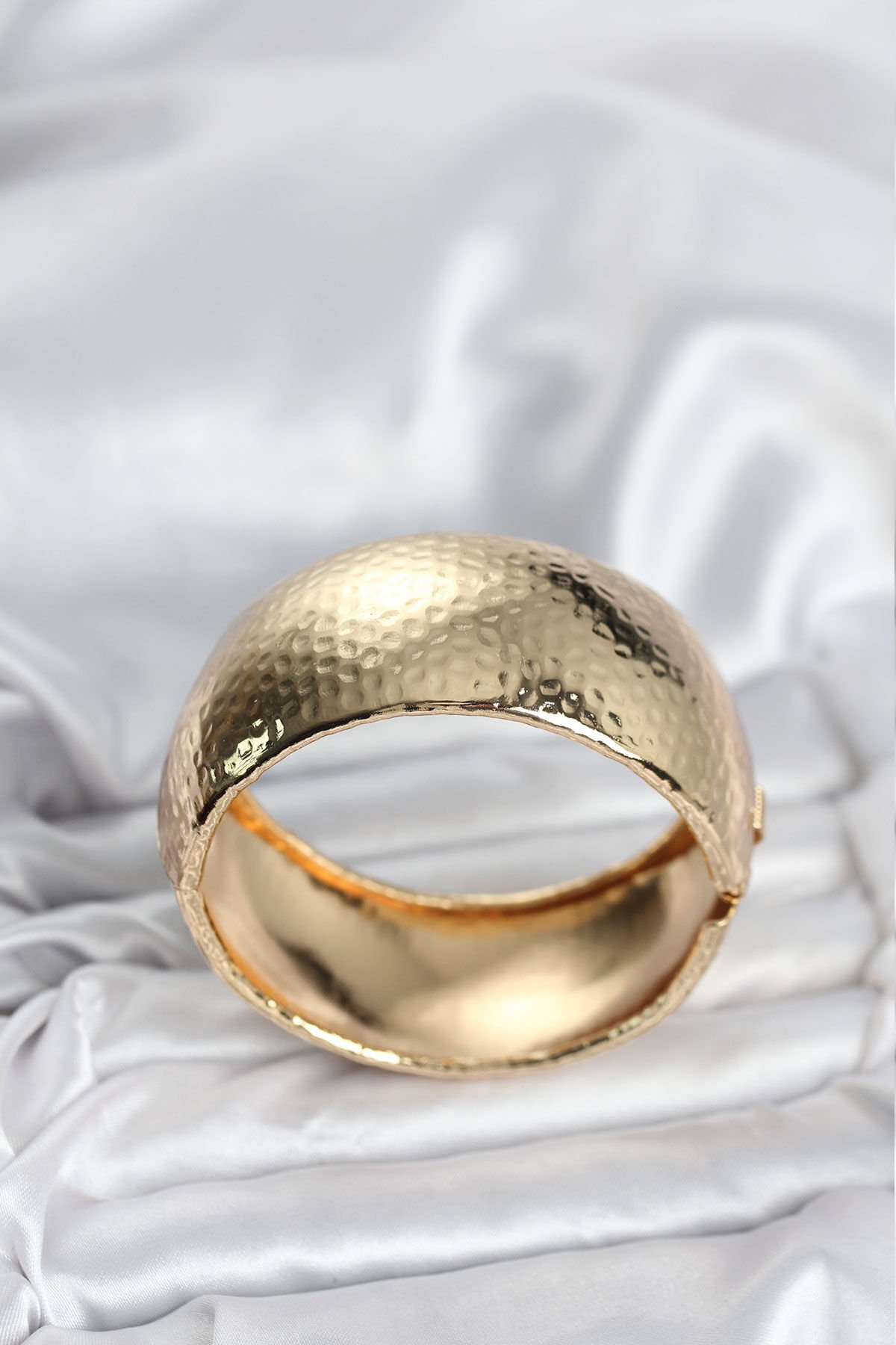 Pirinç Gold Renk Bombeli Vintage Kadın Bileklik - TJ-BB8067