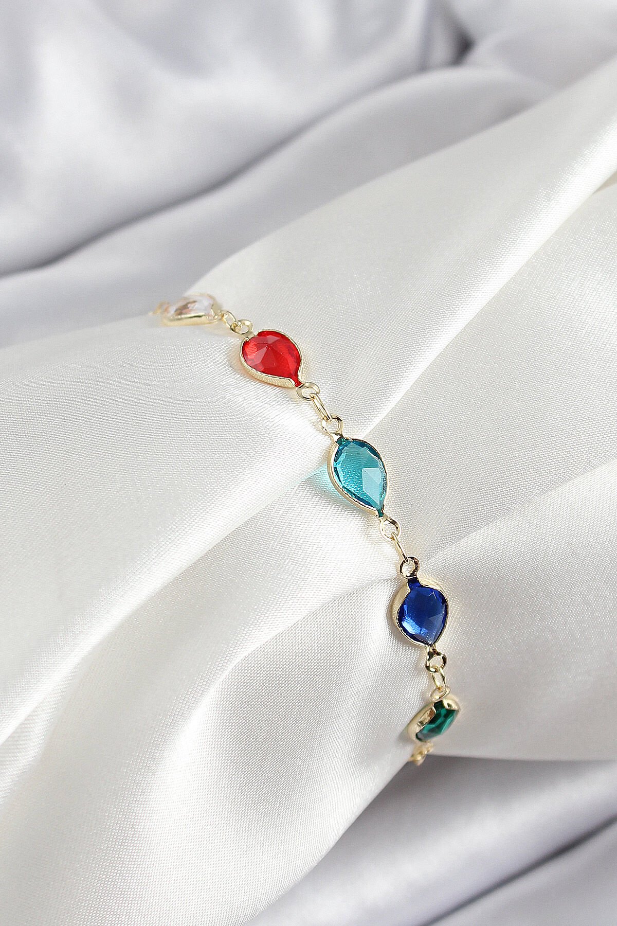 Pirinç Gold Renk Karışık Renk Damla Zirkon Taşlı Kadın Bileklik - TJ-BB7048