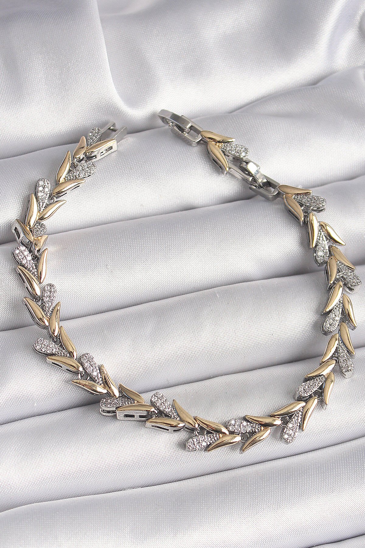 Pirinç Gold Renk Mix Renk Zirkon Taşlı Yaprak Model VIP Seri Kadın Bileklik - TJ-BB6810