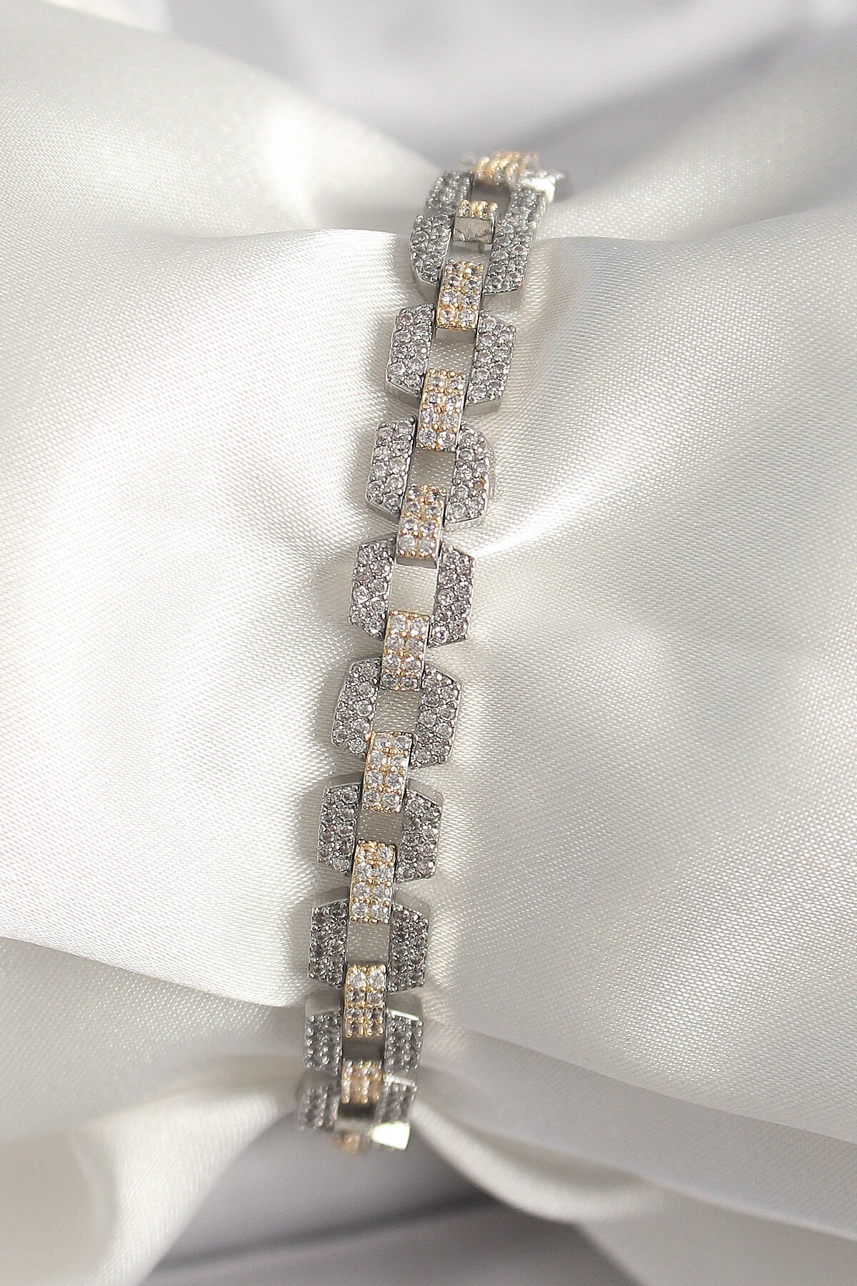 Pirinç Mix Renk Zirkon Taşlı Zincir Model VIP Seri Kadın Bileklik - TJ-BB6811