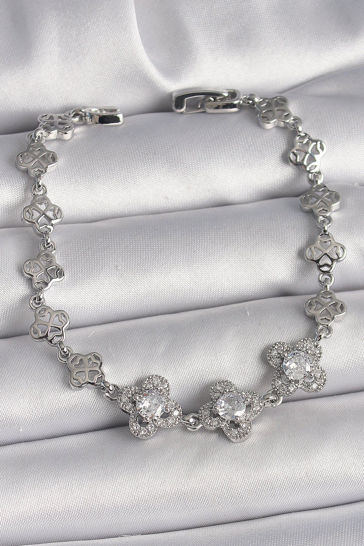 Pirinç Gümüş Renk Zirkon Taşlı Yonca Model Kadın Bileklik - TJ-BB6813