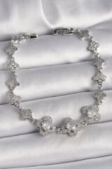 Pirinç Gümüş Renk Zirkon Taşlı Yonca Model Kadın Bileklik - TJ-BB6813