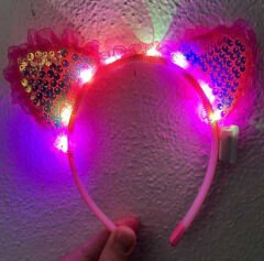 Kenarları Dantelli Pembe Pullu Payetli Led Işıklı Kedi Kulak Taç 17x19 cm (4944)