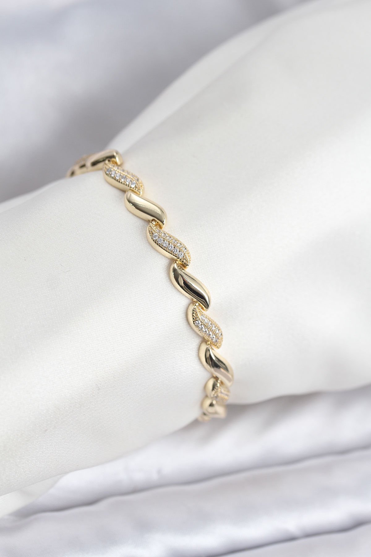 Gold Renk Sıralı Damla Model Zirkon Taşlı Pirinç Kadın Bileklik - TJ-BB8169