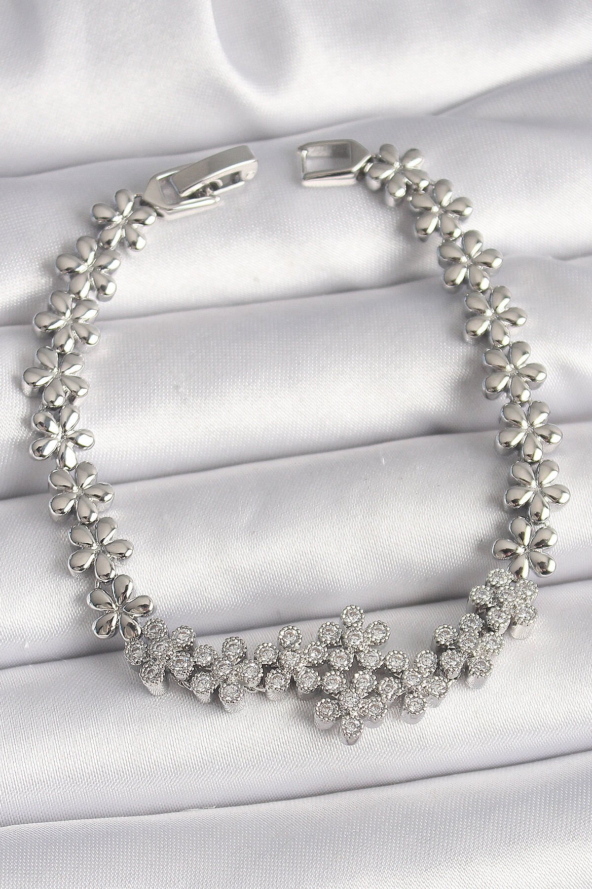 Pirinç Gümüş Renk Zirkon Taşlı Çiçek Zincir Model Kadın Bileklik - TJ-BB6825