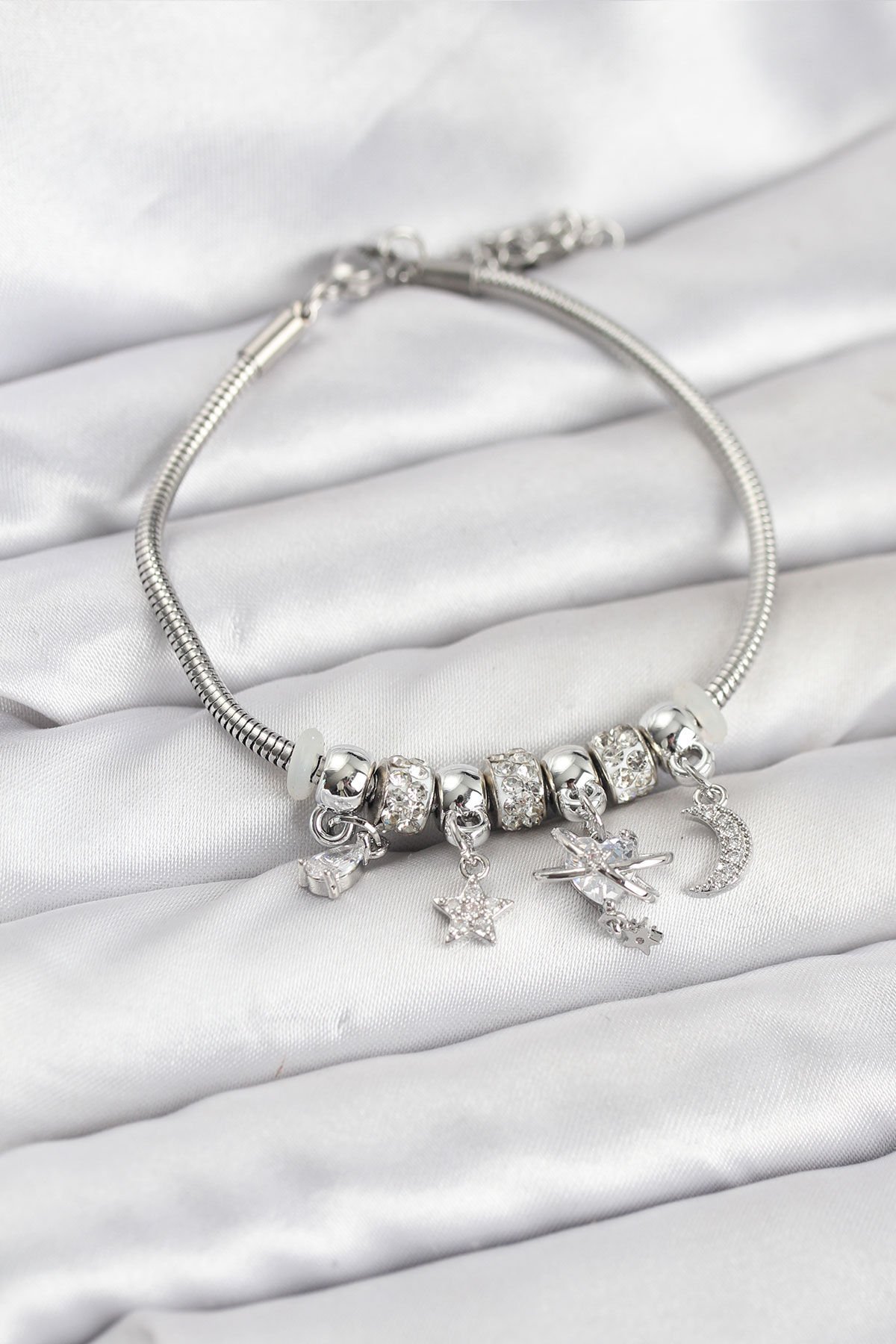 Pirinç Gümüş Renk Kalpli Model Charmlı Kadın Bileklik - TJ-BB8176