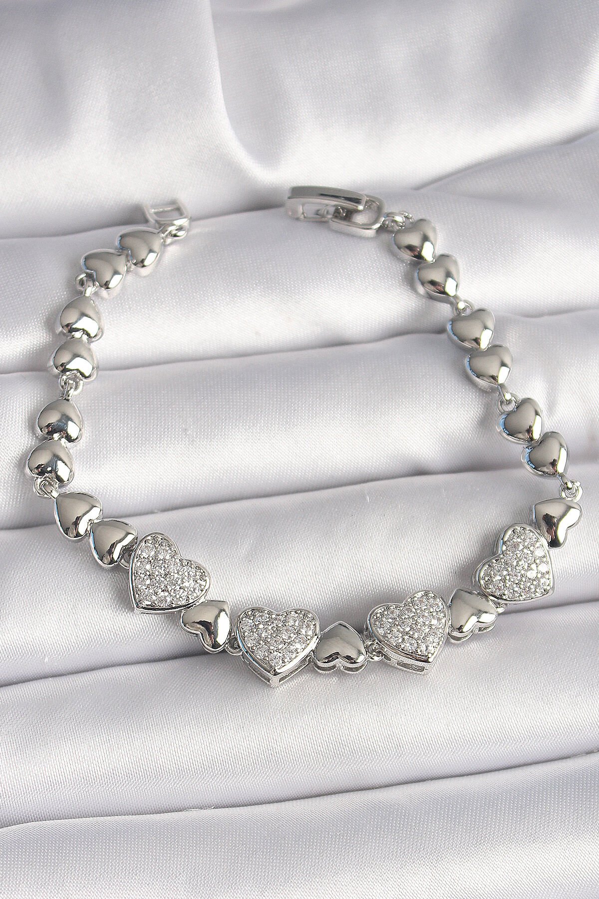 Pirinç Gümüş Renk Zirkon Taşlı Kalp Model Zincir Kadın Bileklik - TJ-BB6831