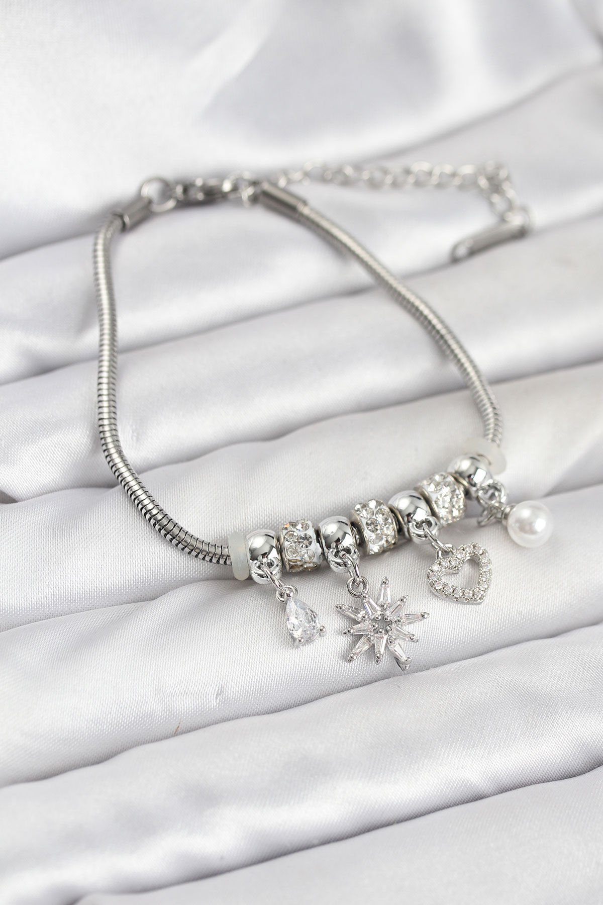 Pirinç Gümüş Renk Kutup Yıldızı ve Kalp Charmlı Kadın Bileklik - TJ-BB8180