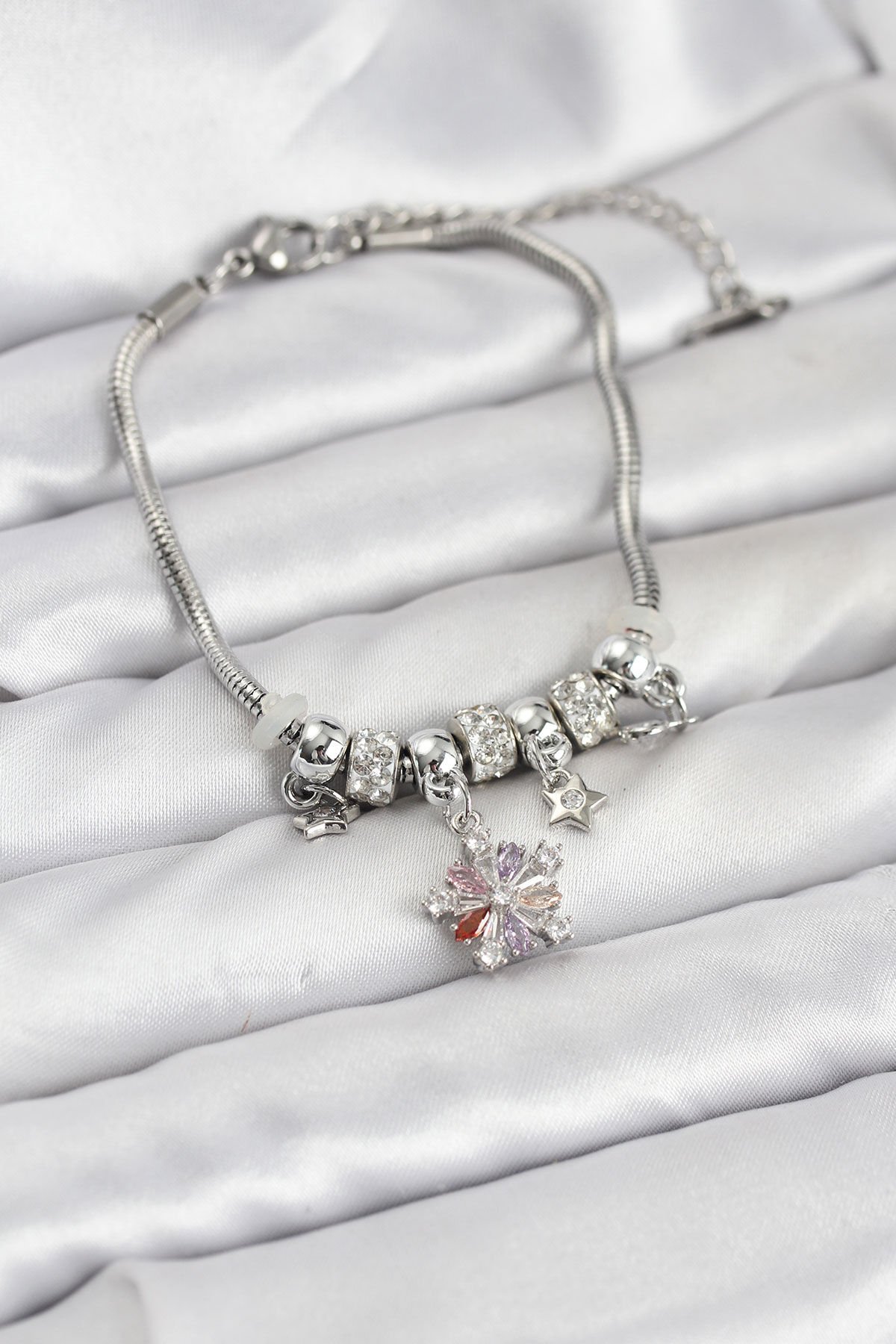 Pirinç Gümüş Renk Renkli Yıldız Charmlı Kadın Bileklik - TJ-BB8186