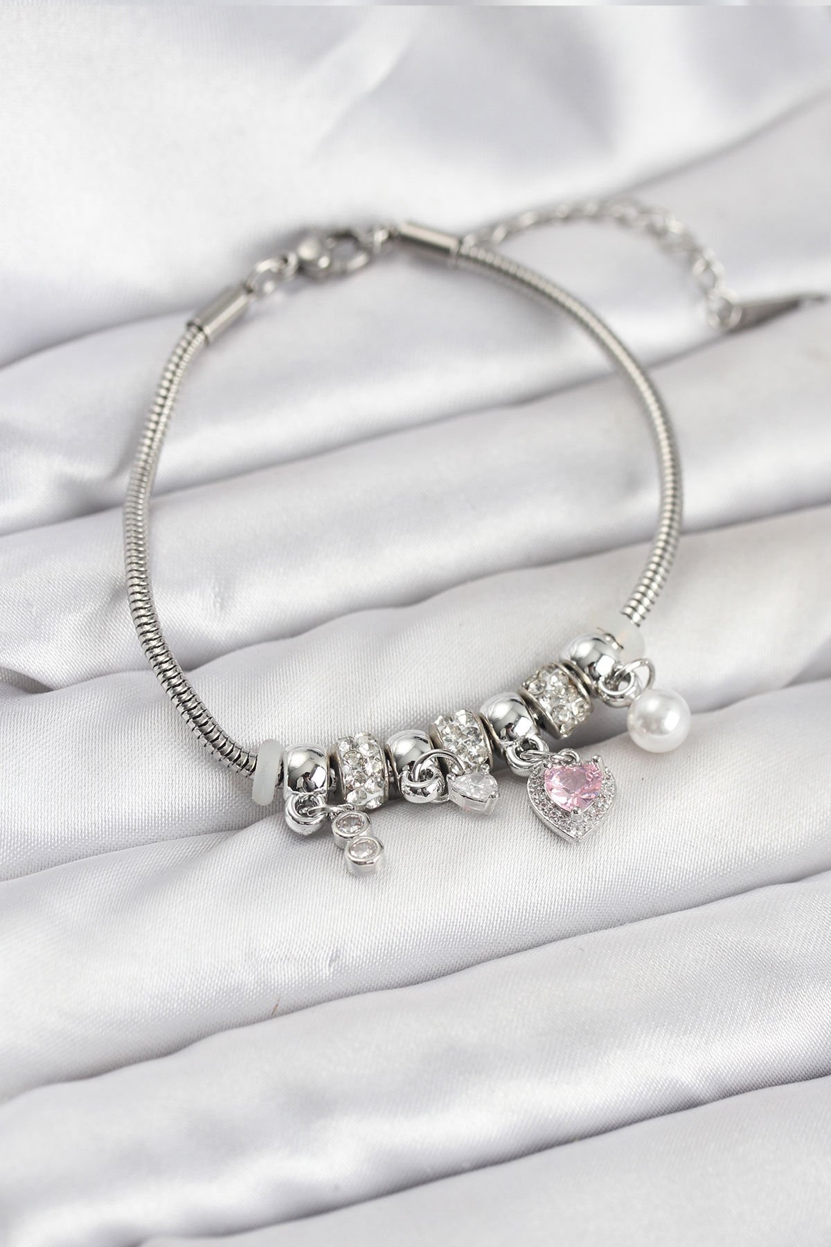 Pirinç Gümüş Renk Pembe Kalp Charmlı Kadın Bileklik - TJ-BB8190