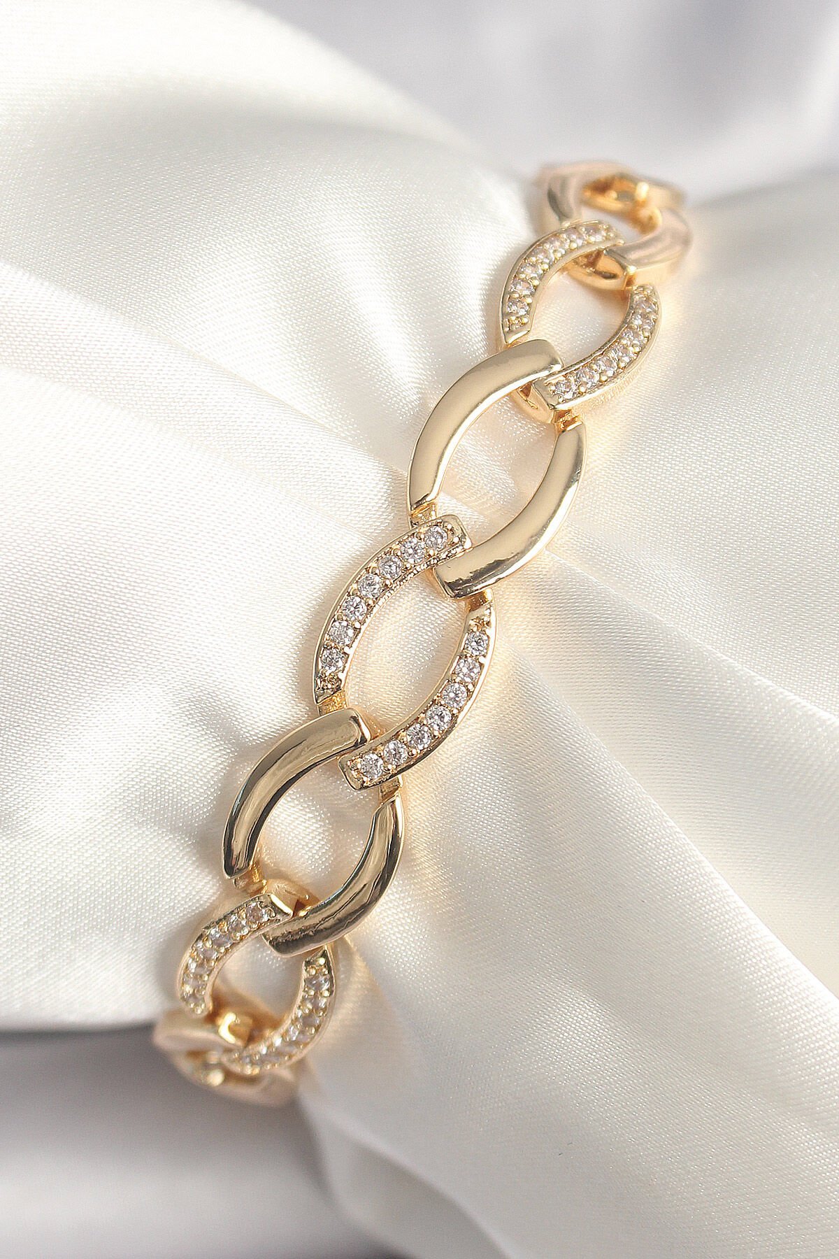 Pirinç Gold Renk Zirkon Taşlı Oval Zincir Model Kadın Bileklik - TJ-BB6847