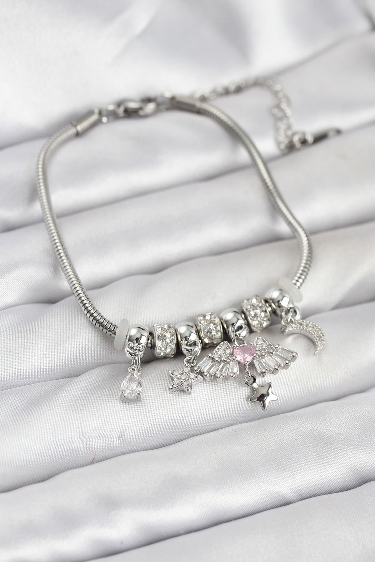 Pirinç Gümüş Renk Kanatlı Charmlı Kadın Bileklik - TJ-BB8198