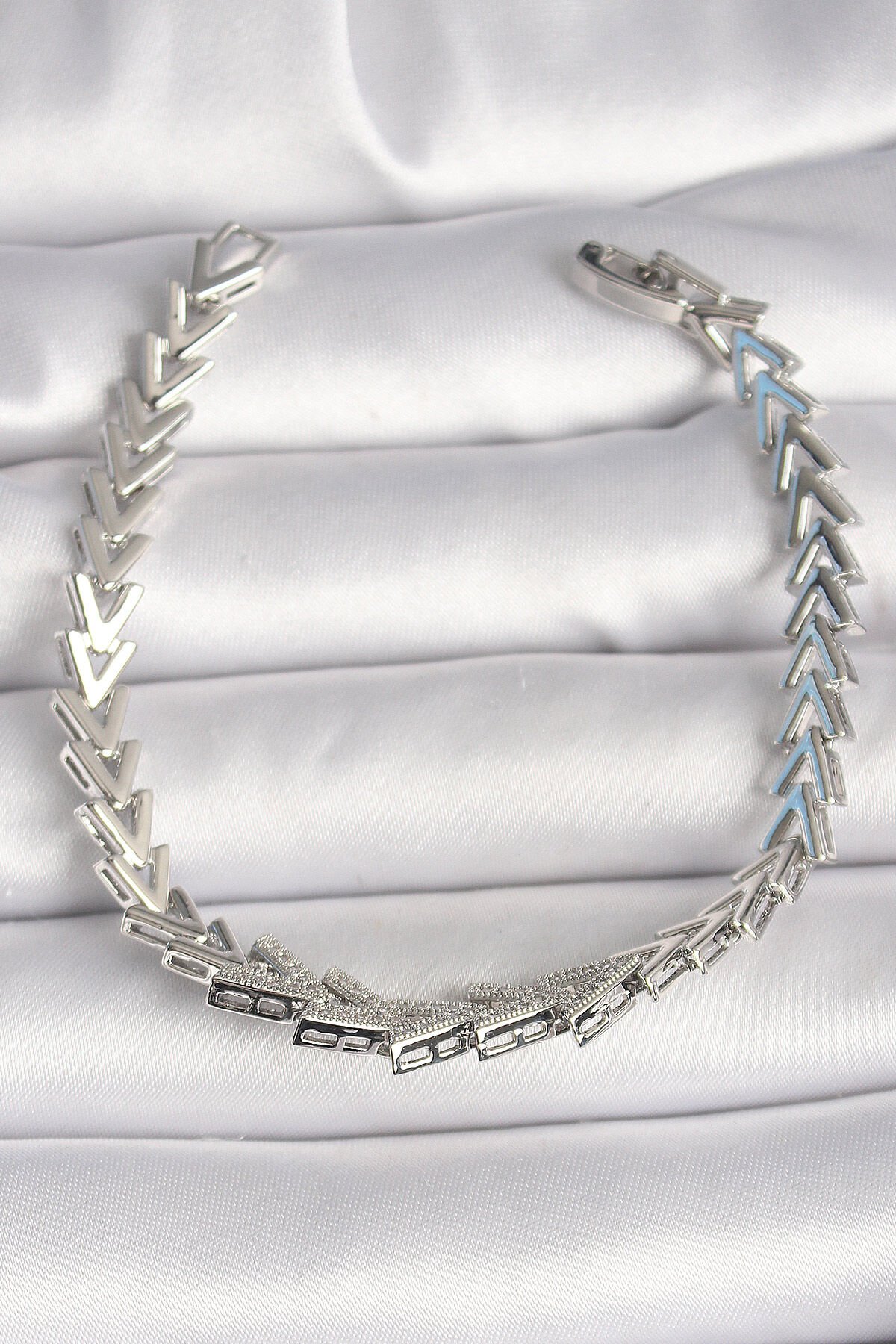 Pirinç Gümüş Renk Zirkon Taşlı Ok Model Kadın Bileklik - TJ-BB6852