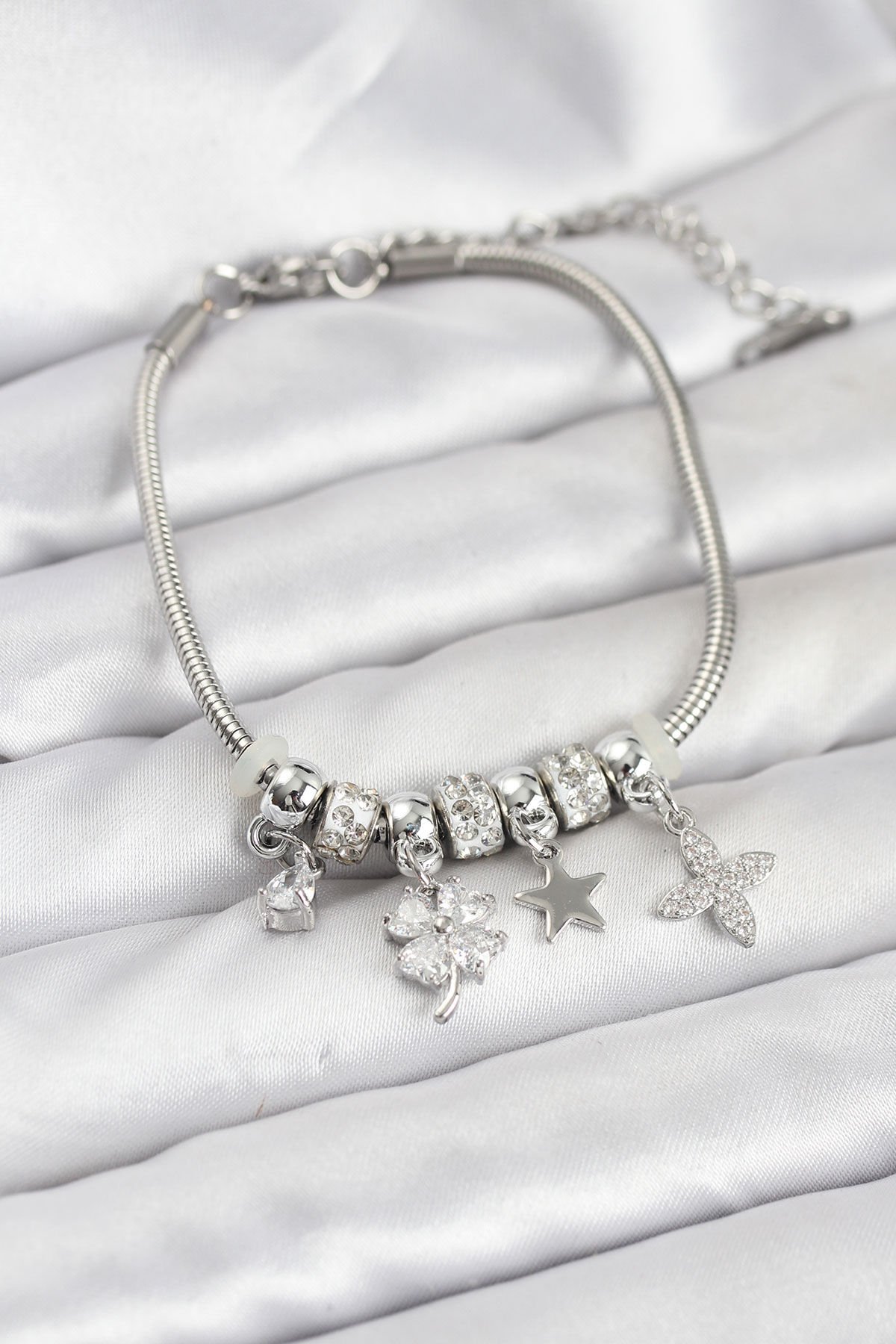 Gümüş Renk Pirinç Yonca Charmlı Kadın Bileklik - TJ-BB8202