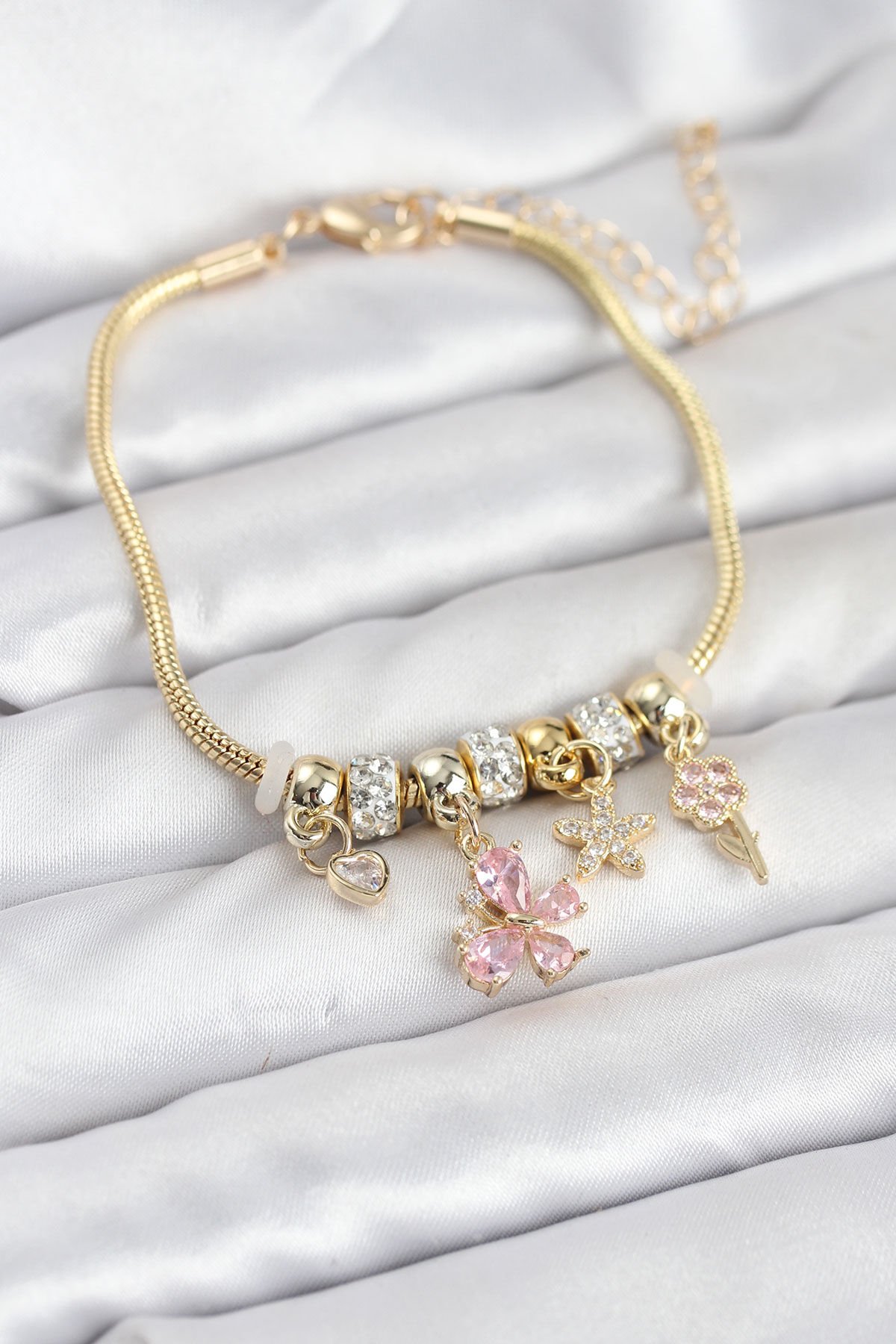 Pirinç Gold Renk Pembe Kelebek Charmlı Kadın Bileklik - TJ-BB8205