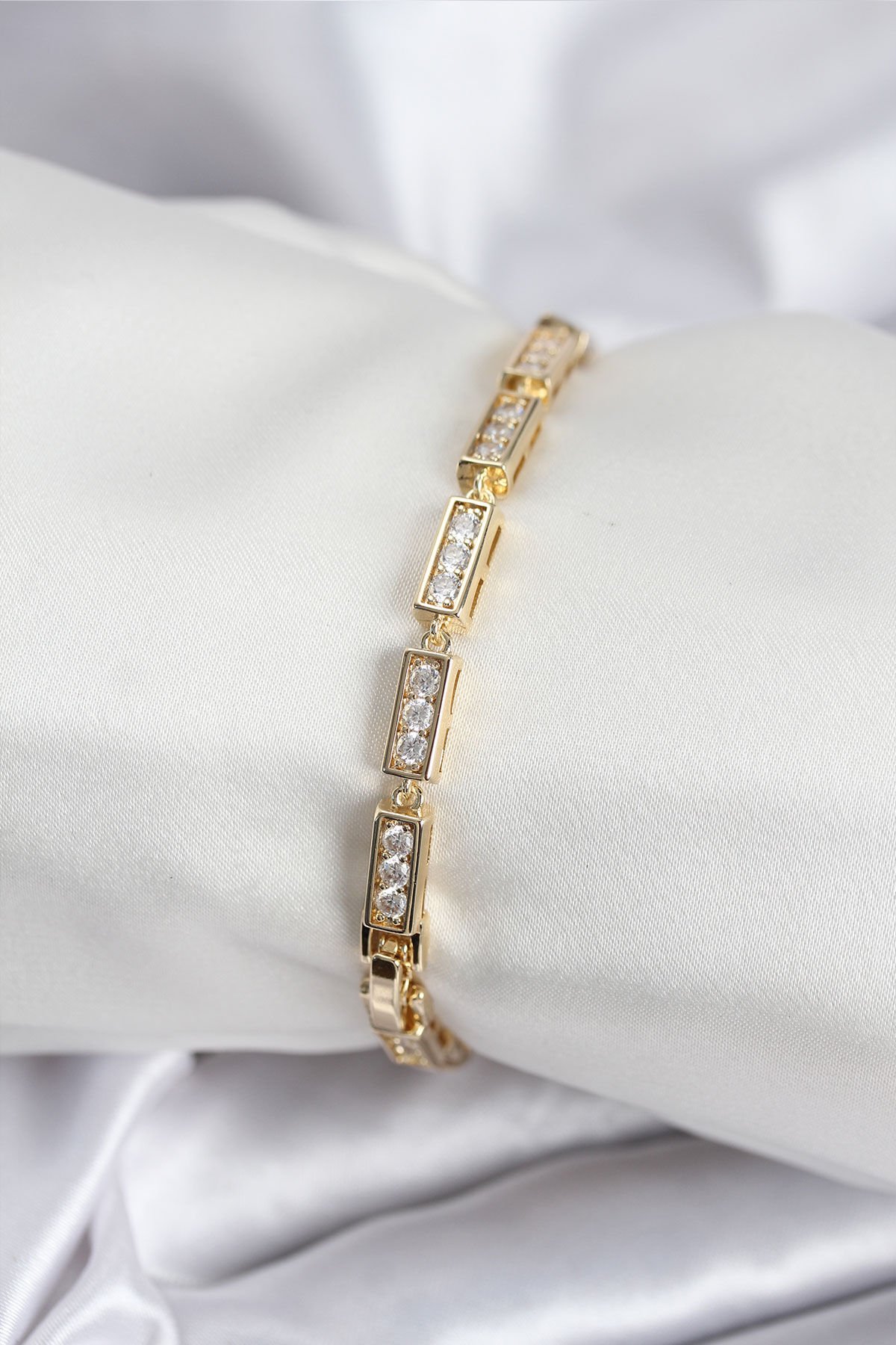 Pirinç VIP Seri Gold Renk Parçalı Model Kadın Bileklik - TJ-BB7930