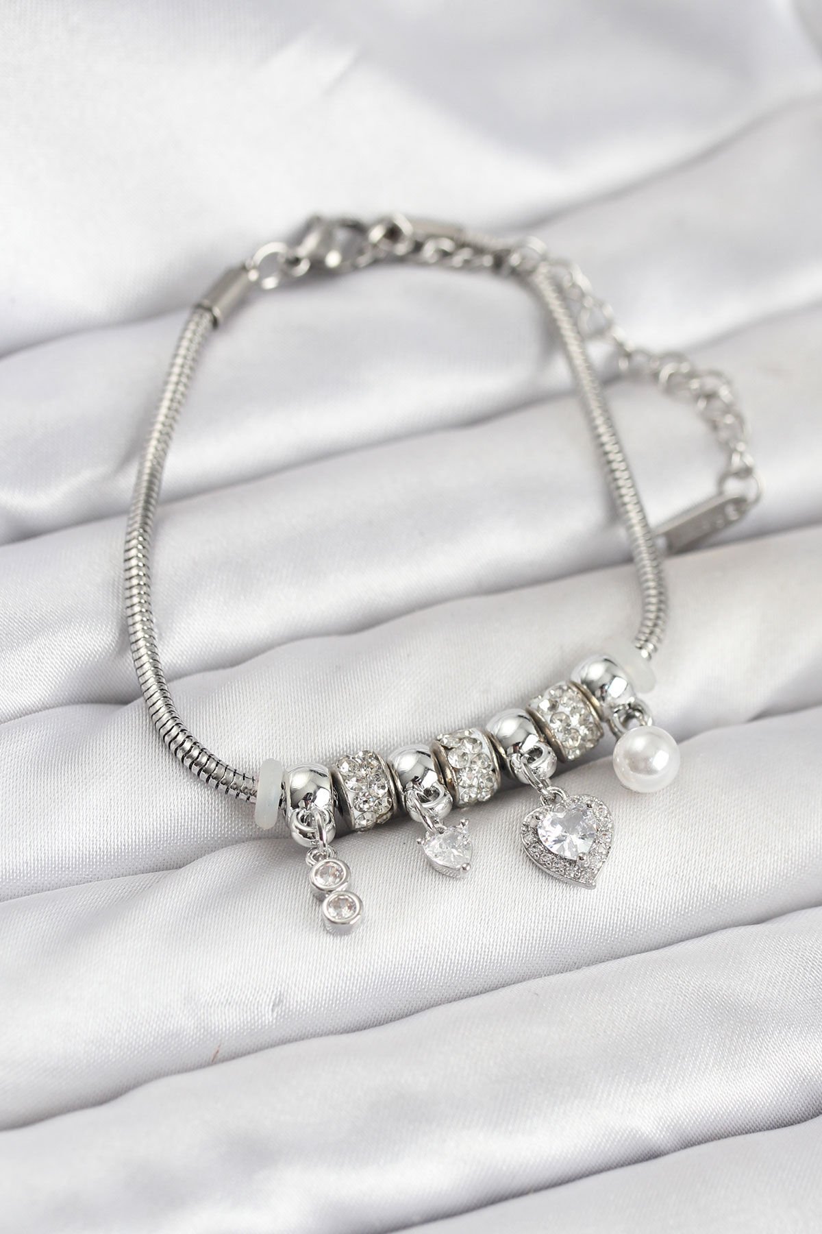 Pirinç Gümüş Renk Kalp Charmlı Kadın Bileklik - TJ-BB8208