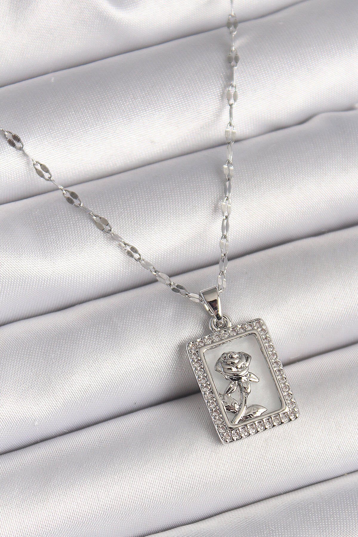 316L Çelik Gümüş Renk Zincir Zirkon Taşlı Beyaz Sedefli Gül Portre Model Kadın Kolye - TJ-BKO9892