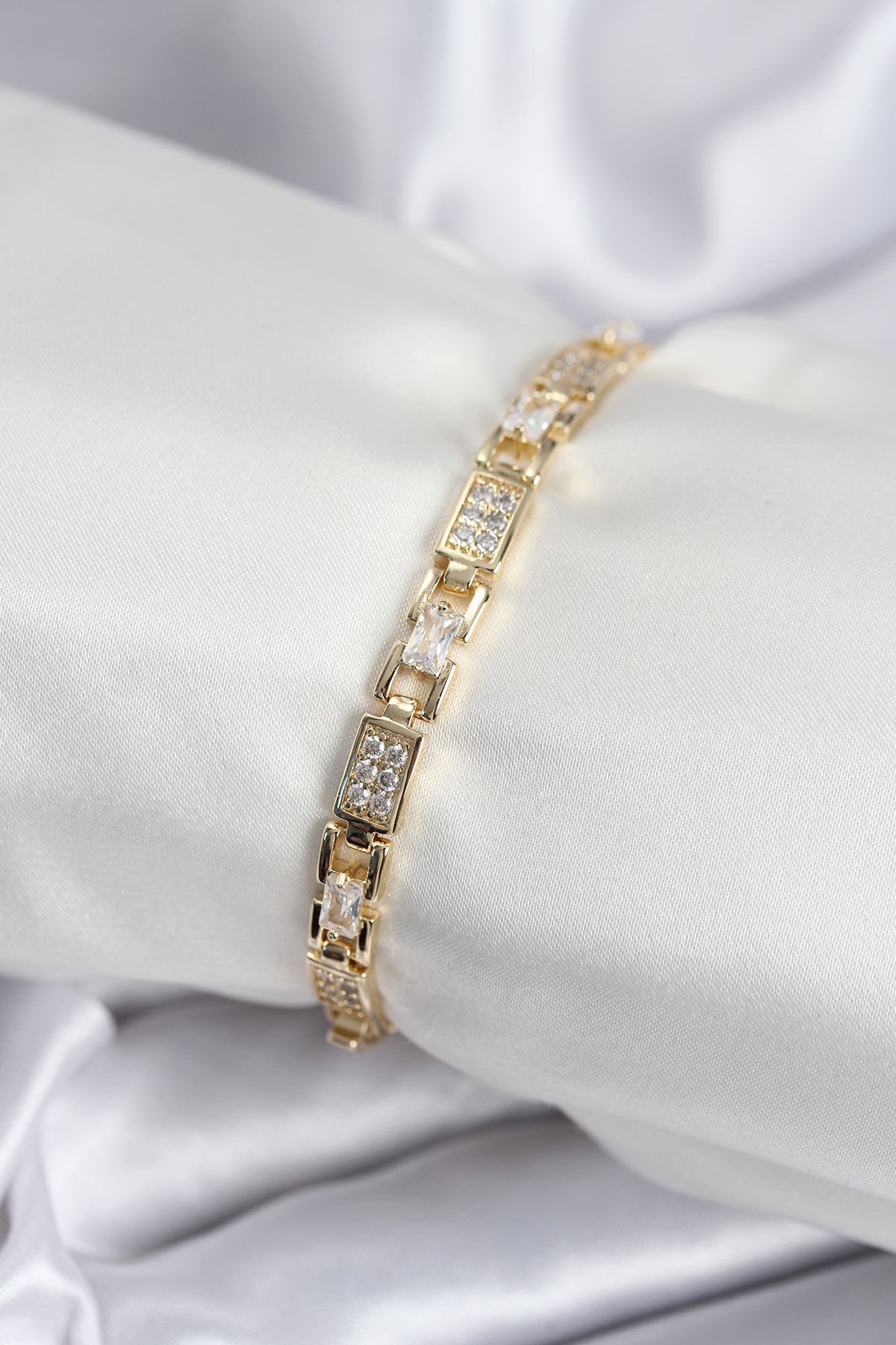 Pirinç VIP Seri Gold Renk Zirkon Taşlı Model Kadın Bileklik - TJ-BB7936