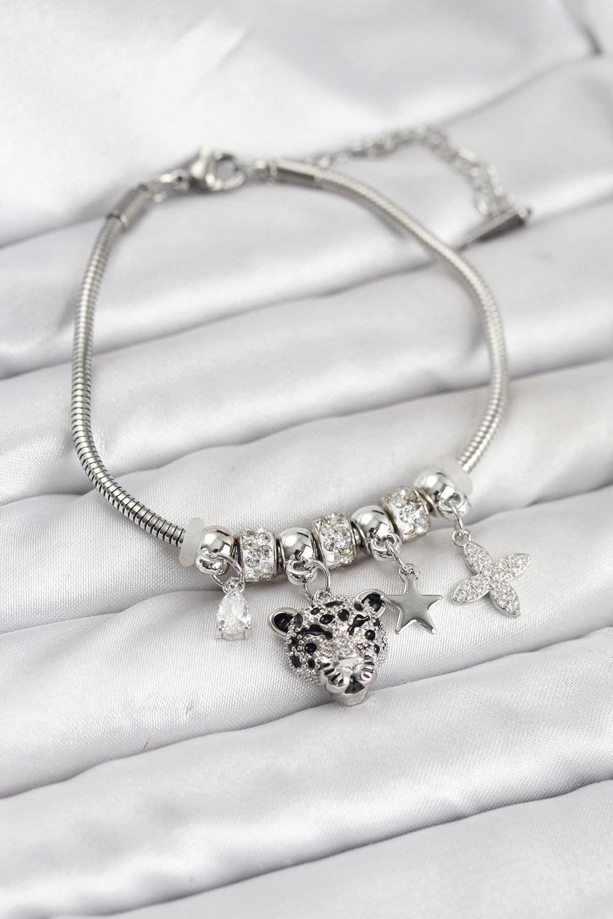 Pirinç Gümüş Renk Kaplan Model Charmlı Kadın Bileklik - TJ-BB8212