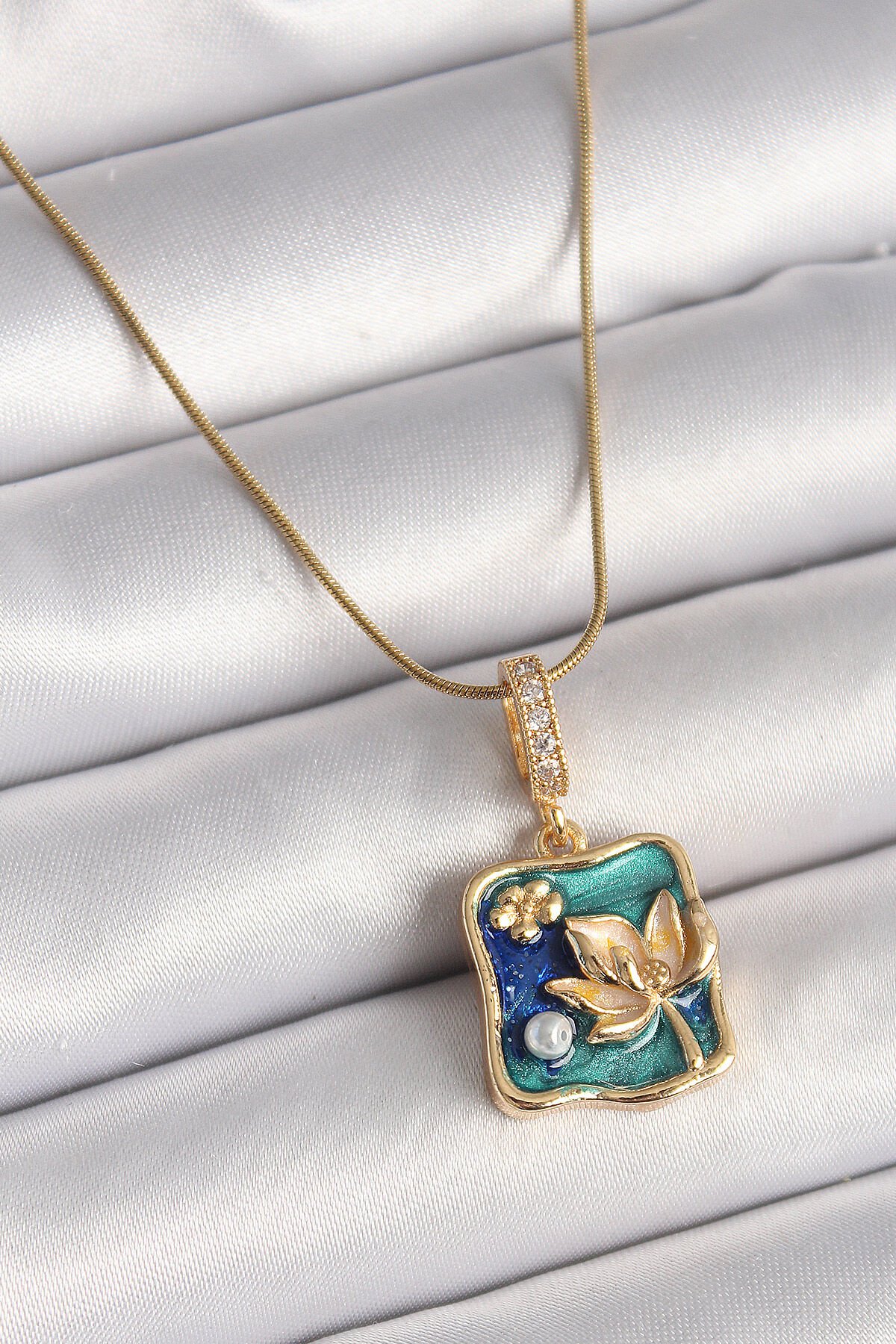 316L Çelik Gold Renk Zincir Zirkon Taş Detaylı Mavi İşlemeli Çiçek Portre Model Kadın Kolye - TJ-BKO9897