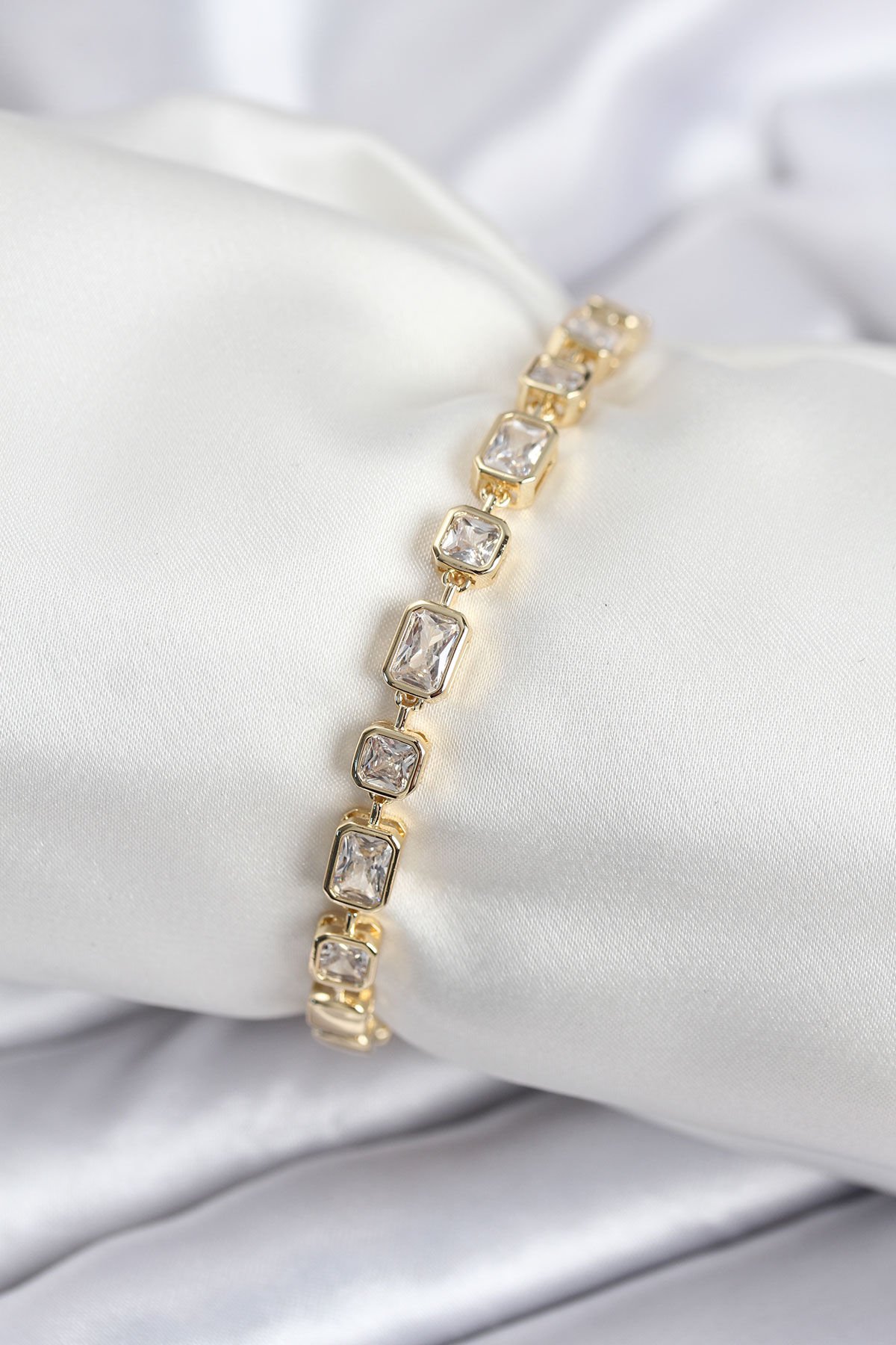 Pirinç VIP Seri Zirkon Taşlı Gold Renk Kadın Bileklik - TJ-BB7938