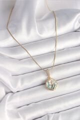 316L Çelik Gold Renk Zincir Zirkon Taş Detaylı Daire Çiçek İşlemeli Portre Model Kadın Kolye - TJ-BKO9898