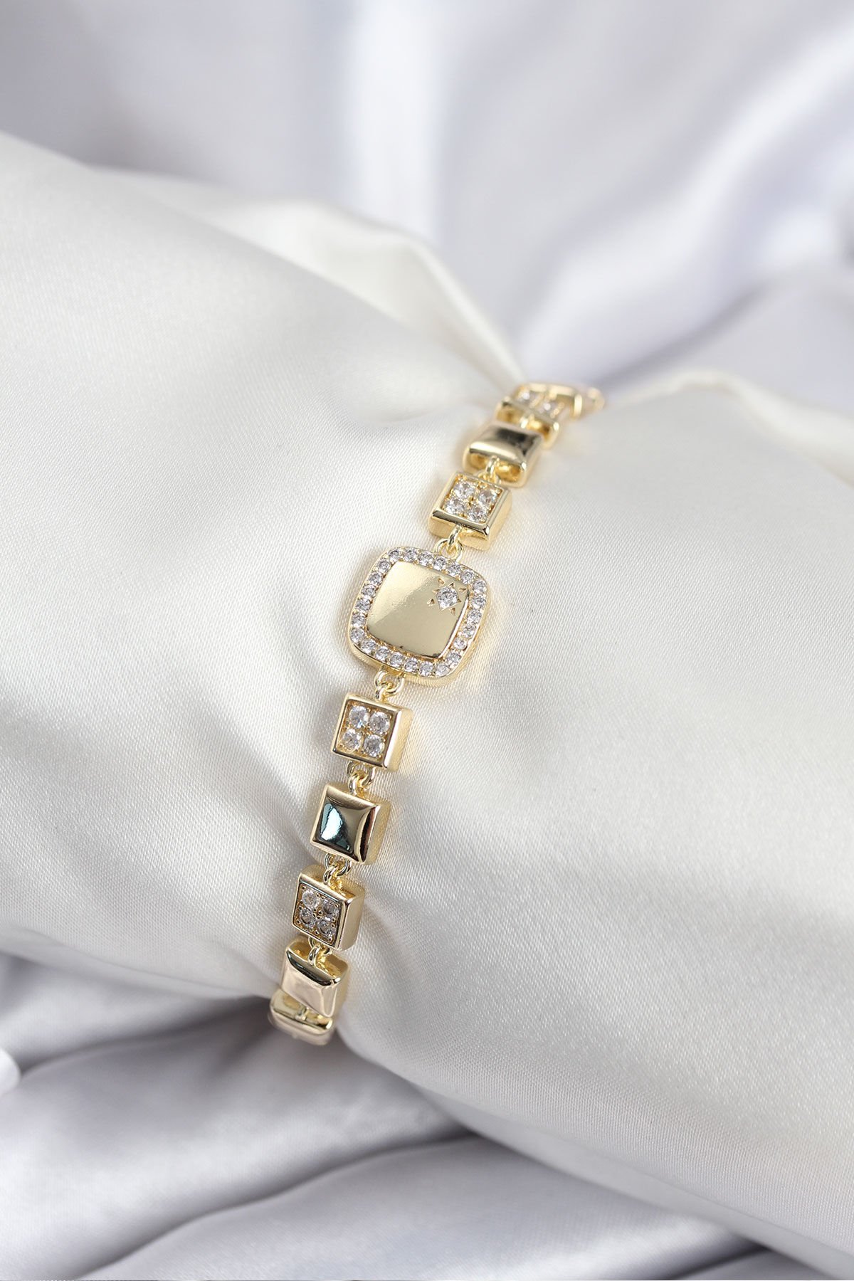 Pirinç VIP Seri Gold Renk Zirkon Taşlı Model Kadın Bileklik - TJ-BB7940