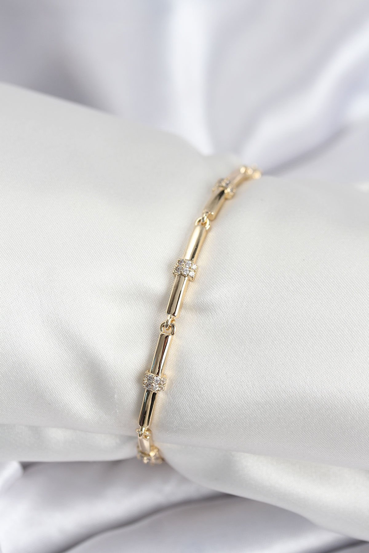 Pirinç VIP Seri Gold Renk Parçalı Model Zirkon Taşlı Kadın Bileklik - TJ-BB7941