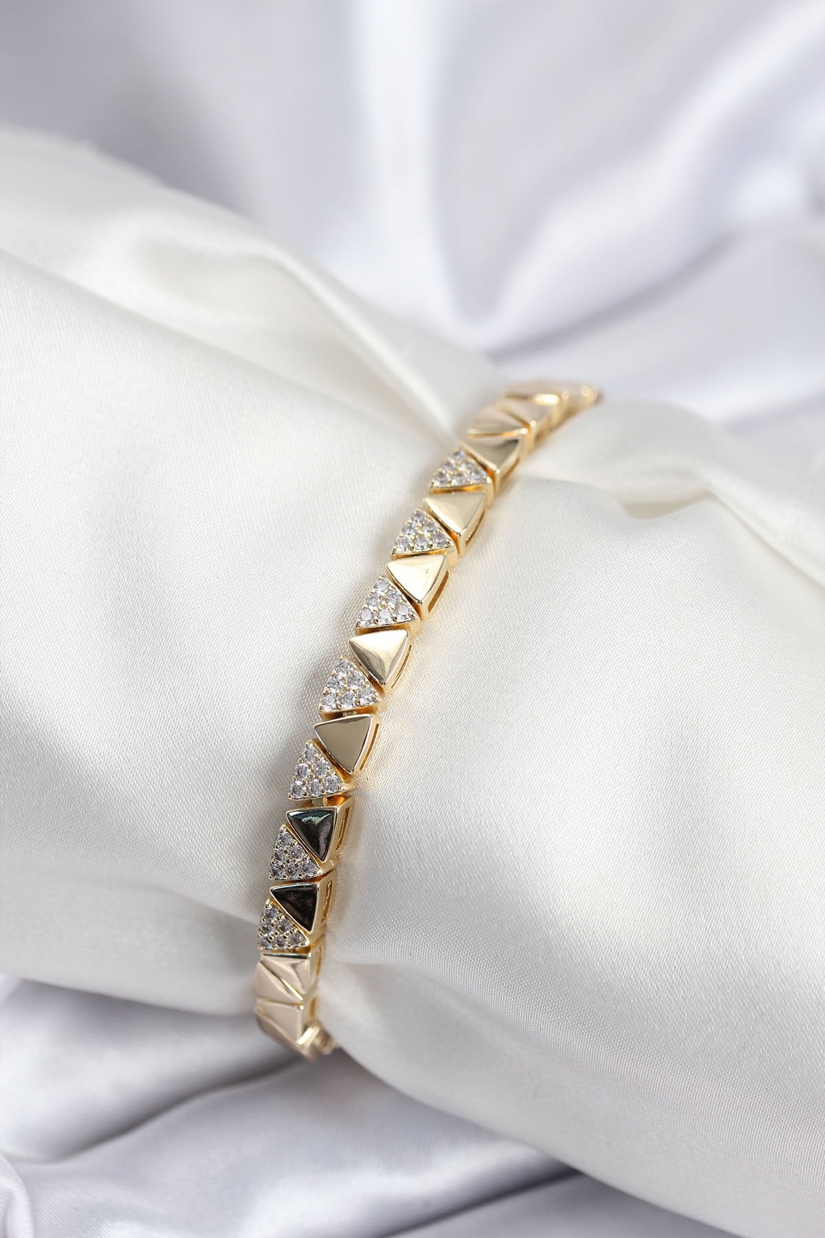 Pirinç VIP Seri Gold Renk Sıralı Üçgen Model Kadın Bileklik - TJ-BB7942