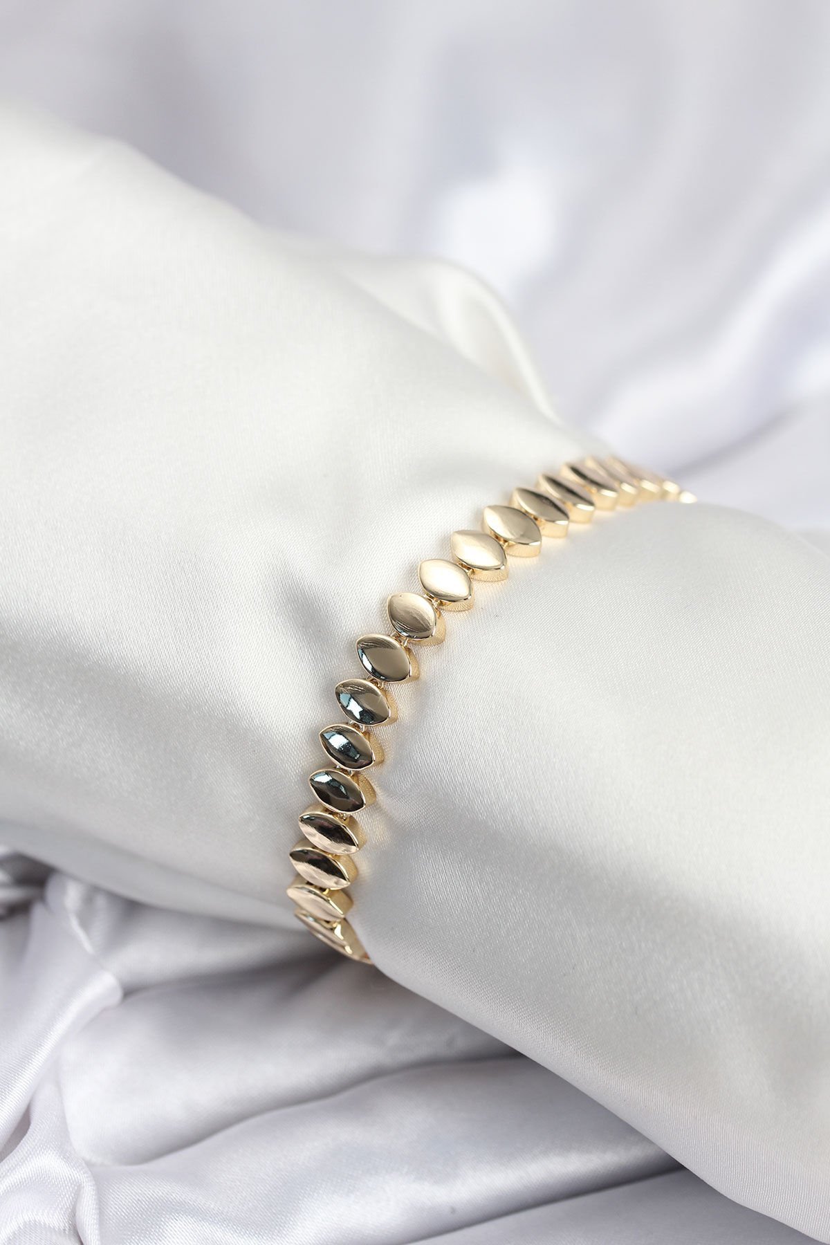 Pirinç VIP Seri Gold Renk Sıralı Arpa Model Kadın Bileklik - TJ-BB7943