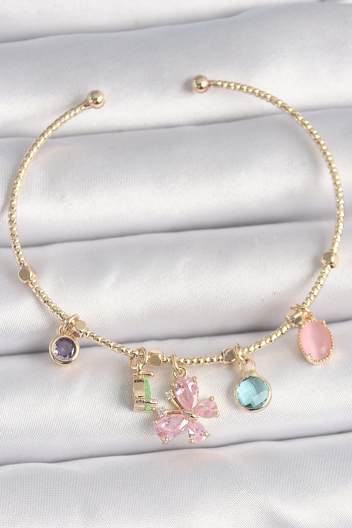 Pirinç Gold Renk Pembe Zirkon Taşlı Kelebek Figür Sallantı Detaylı Charm Kadın Bileklik - TJ-BB6645