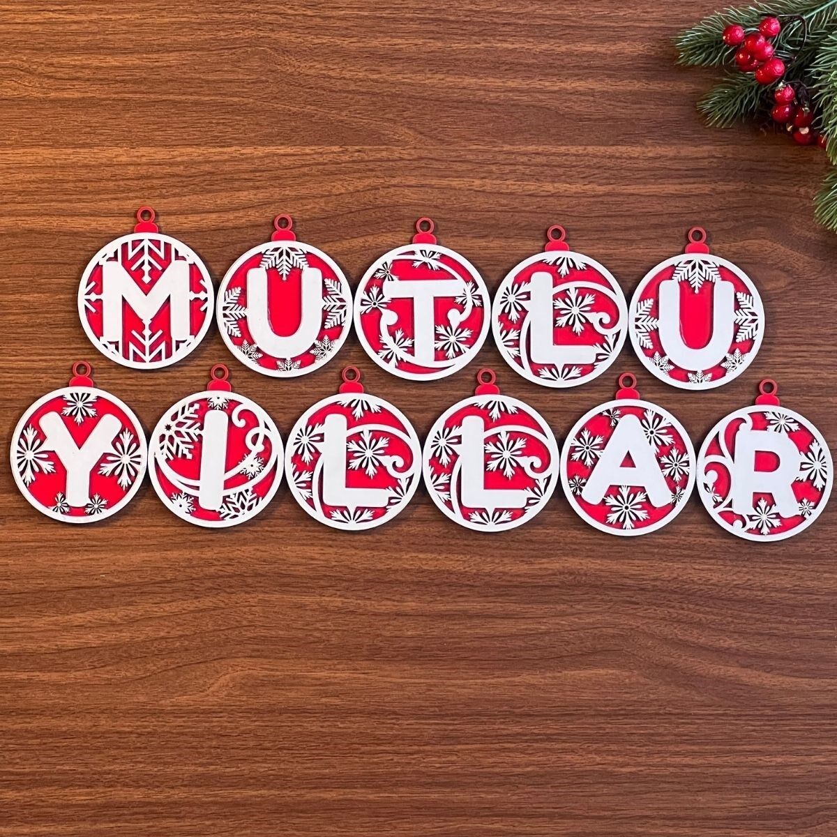 11 Harfli Kırmızı Beyaz İpli MUTLU YILLAR Yazılı Ahşap Yılbaşı Ağaç Süsü (4944)