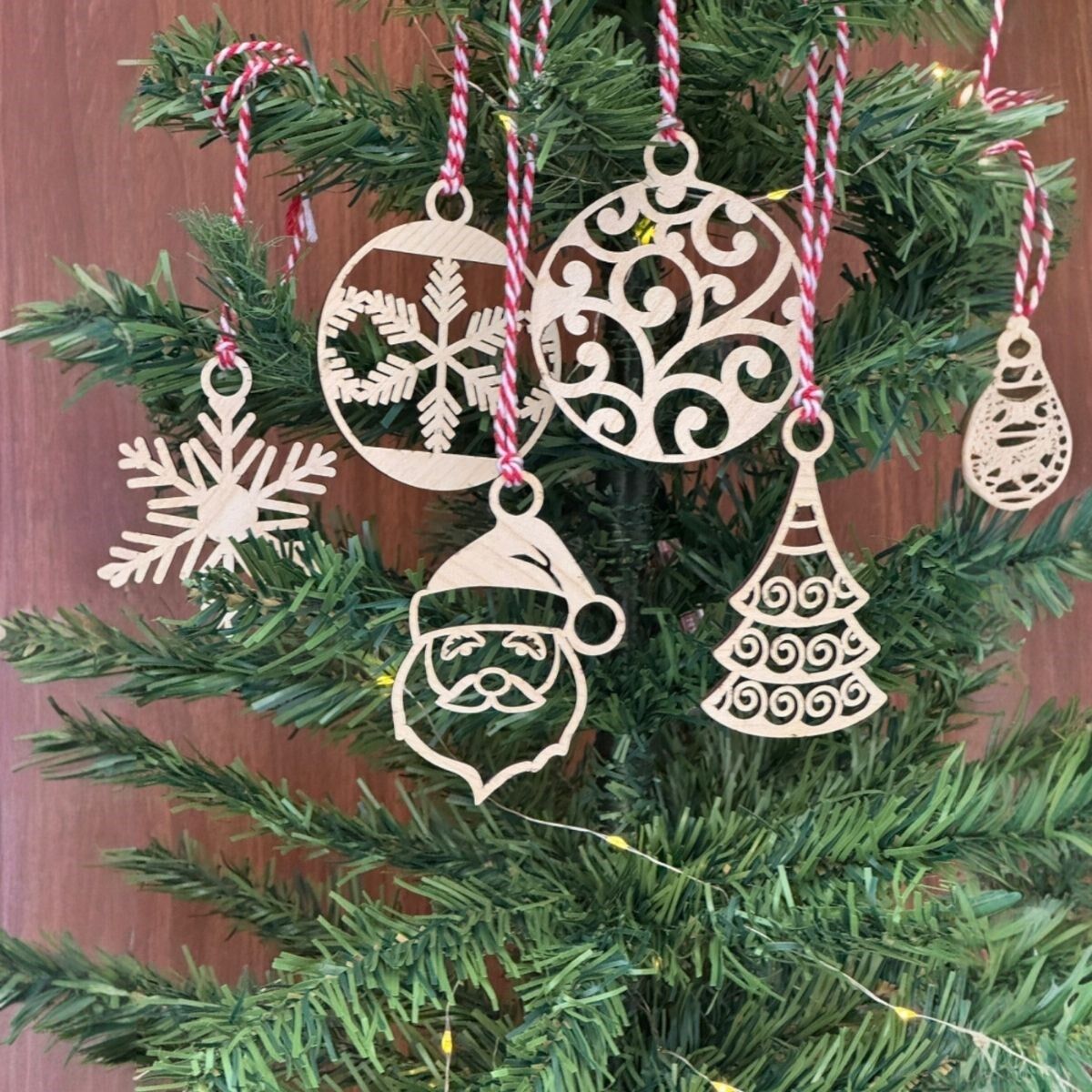 6 Parça Kırmızı Beyaz İpli Noel Babalı ve Kar Tanesi Model Ahşap Yılbaşı Ağaç Süsü (4944)