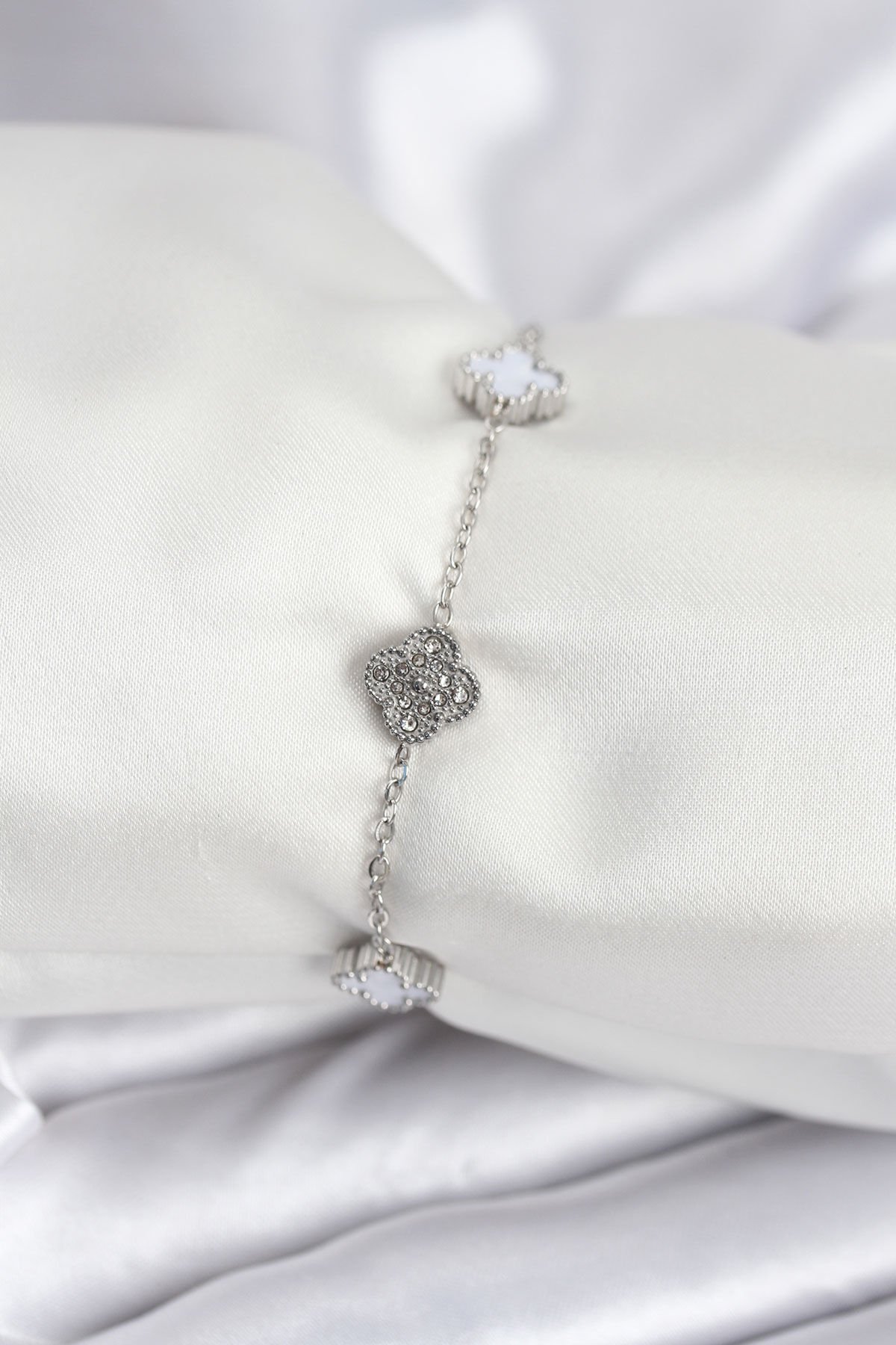 316L Çelik Gümüş Renk Beyaz ve Zirkon Taşlı Baby Boy Yonca Kadın Bileklik - TJ-BB7956