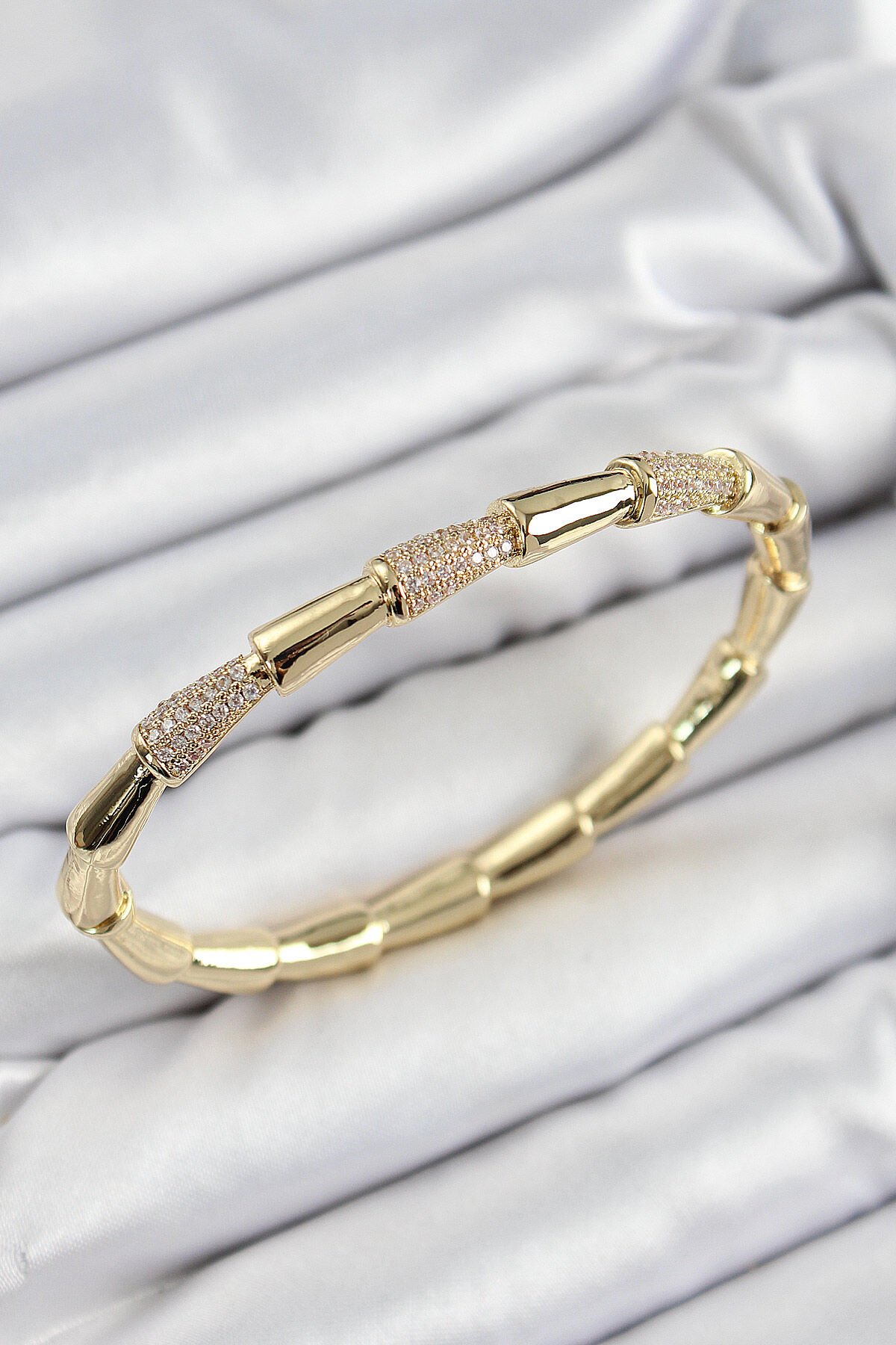 Pirinç Zirkon Taşlı Kemik Model Gold Renk Vip Kadın Bileklik - TJ-BB7341