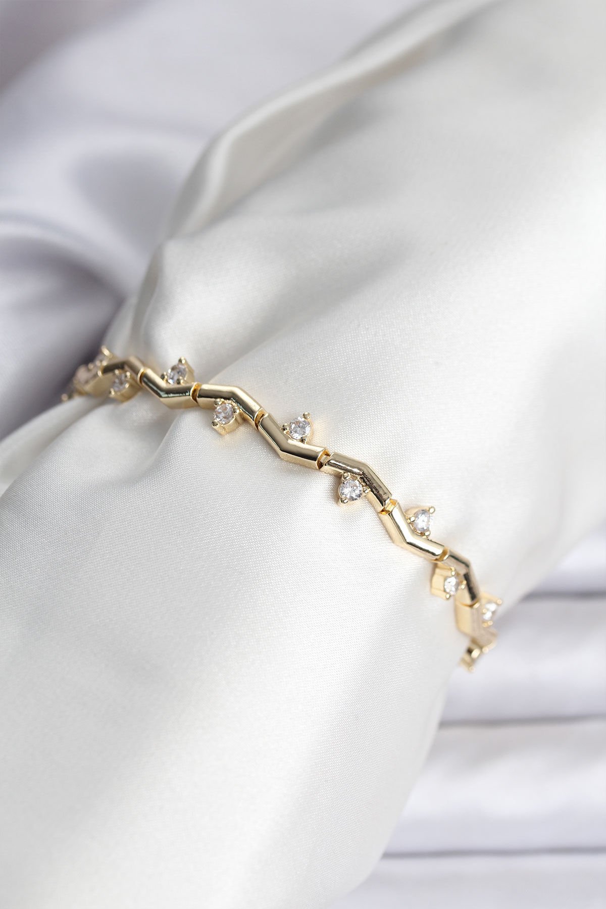 Zikzak Model Pirinç Gold Renk Bileklik - TJ-BB8080