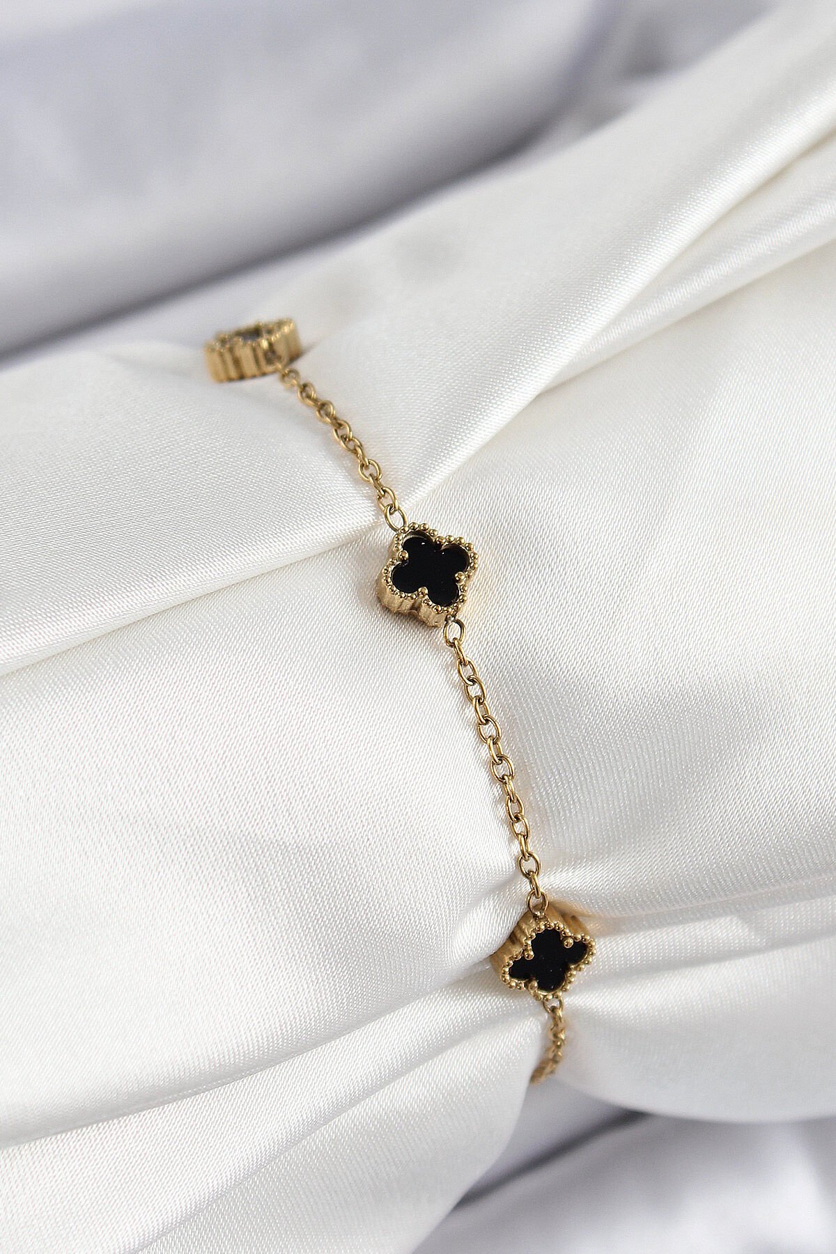 316L Çelik Siyah Sedef Yonca Model Gold Renk Kadın Bileklik - TJ-BB7359