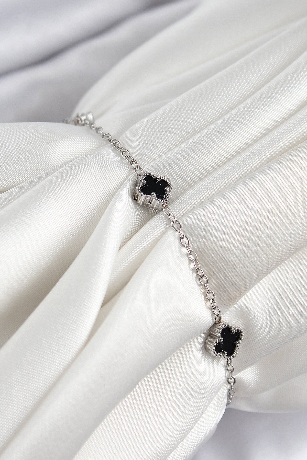 316L Çelik Siyah Sedef Yonca Model Gümüş Renk Kadın Bileklik - TJ-BB7360