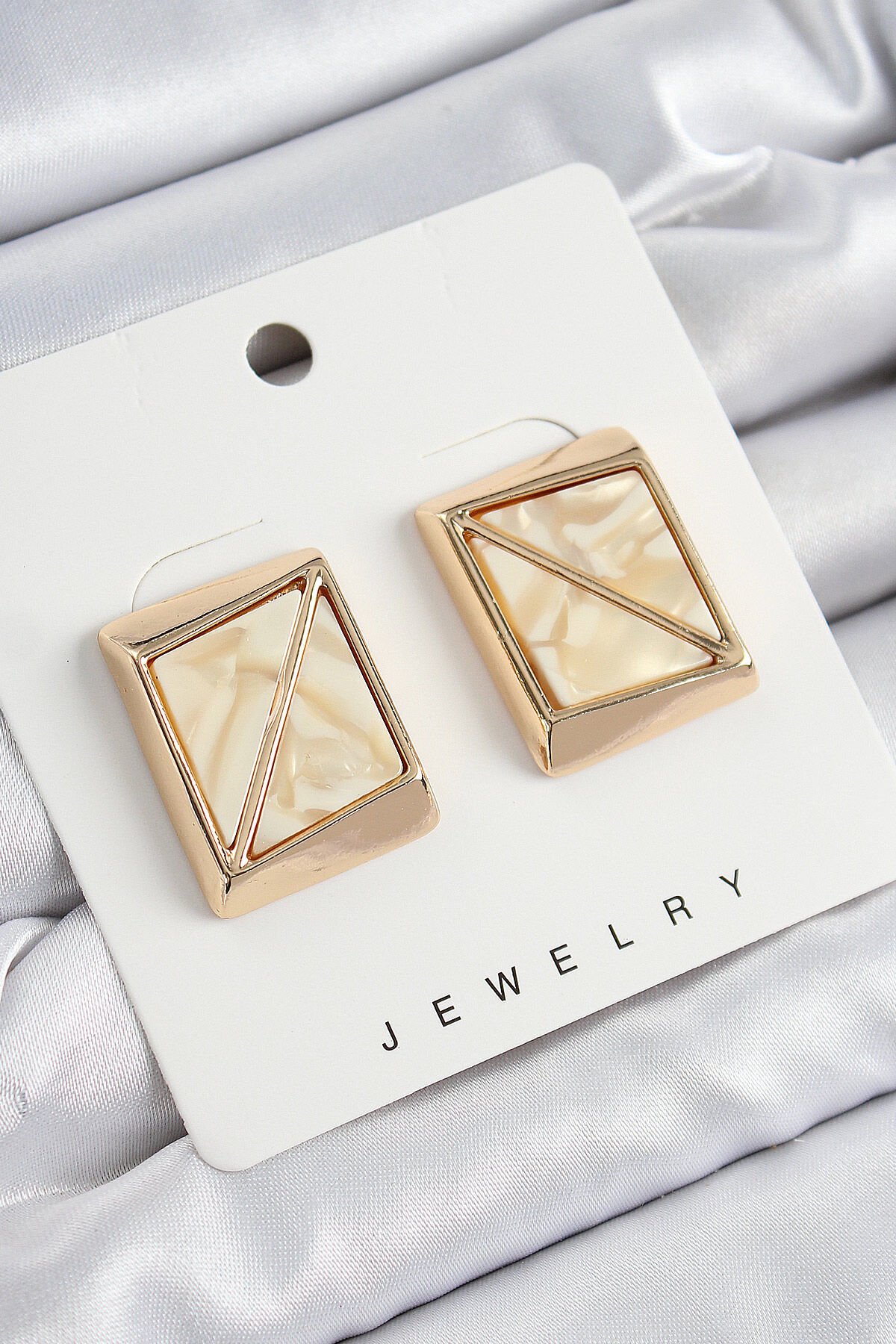 Pirinç Krem Üçgen Kesim Detaylı Kare Model Vintage Gold Renk Kadın Küpe - TJ-BKP10875