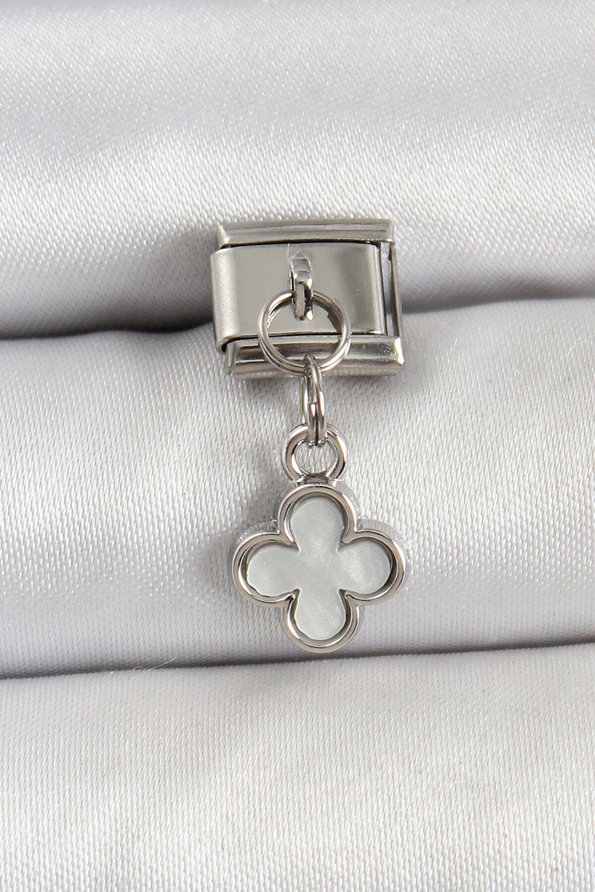 316L Çelik Sallantılı Beyaz Sedef Yonca Model Gümüş Renk Nomination Charm - TJ-BC1472