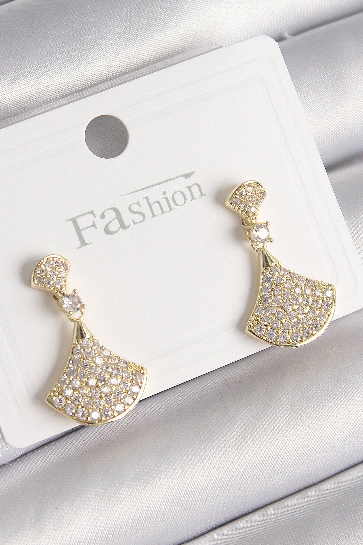 Pirinç Gold Renk Zirkon Taşlı Motif Model Kadın Küpe - TJ-BKP9778