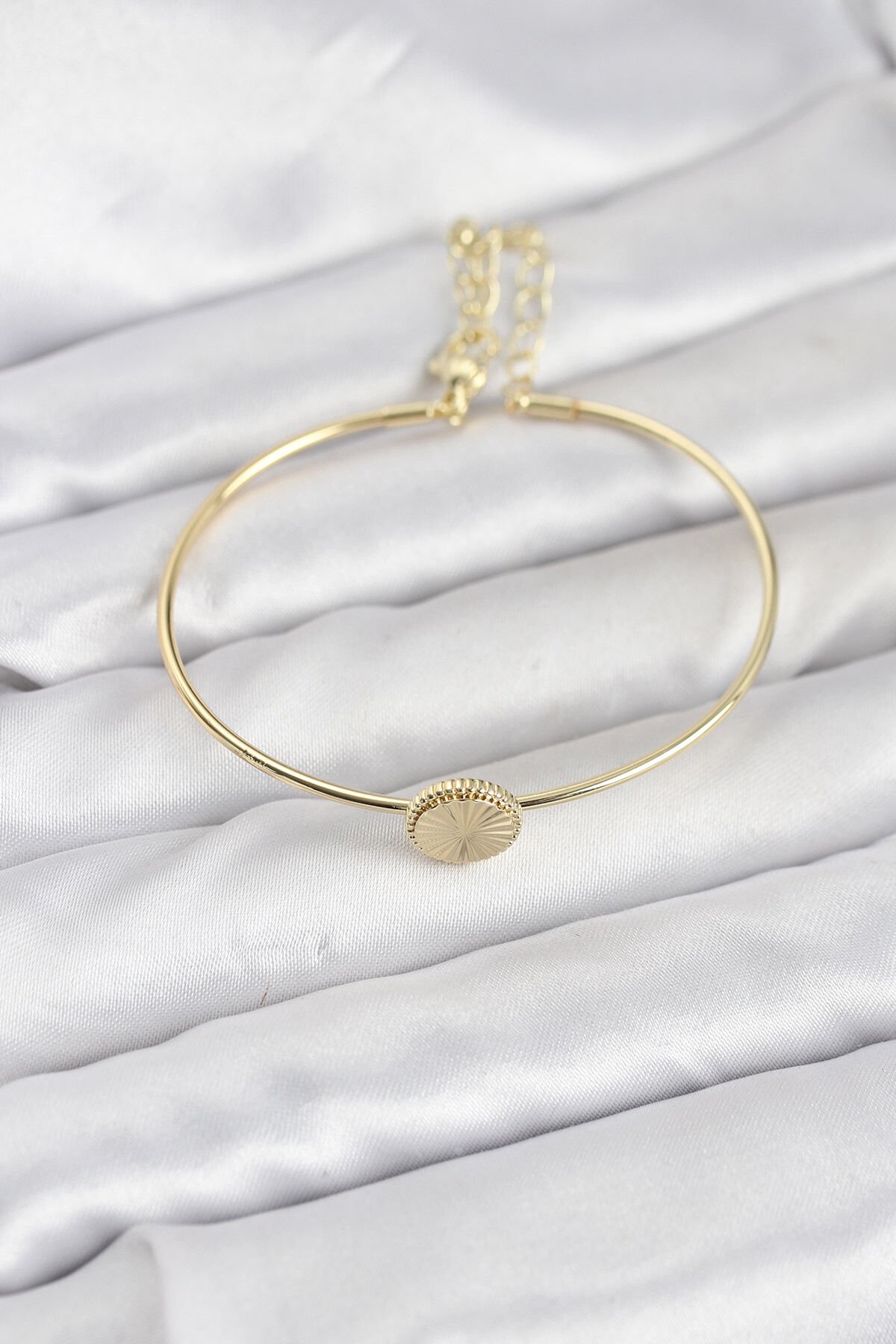 Gold Renk Pirinç Model Kadın Bileklik - TJ-BB8234