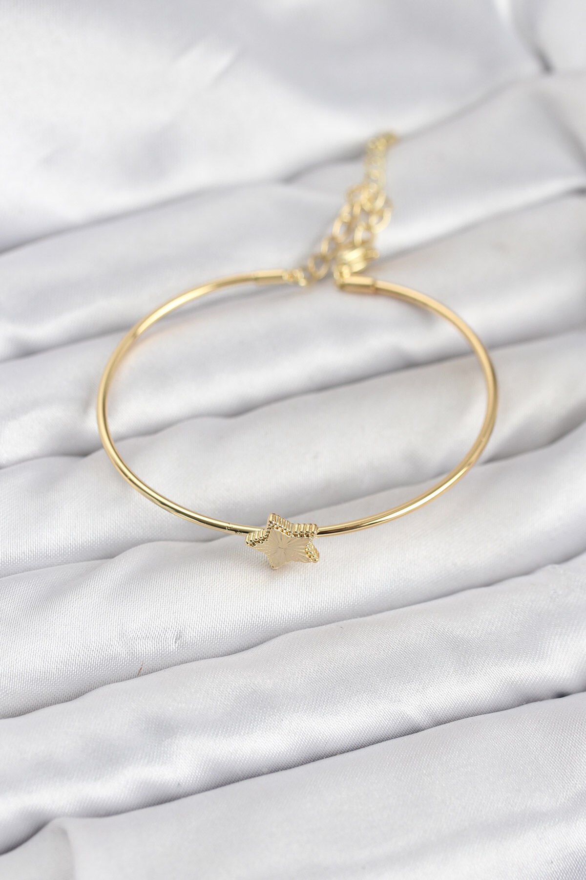 Yıldız Model Gold Renk Kadın Bileklik - TJ-BB8236