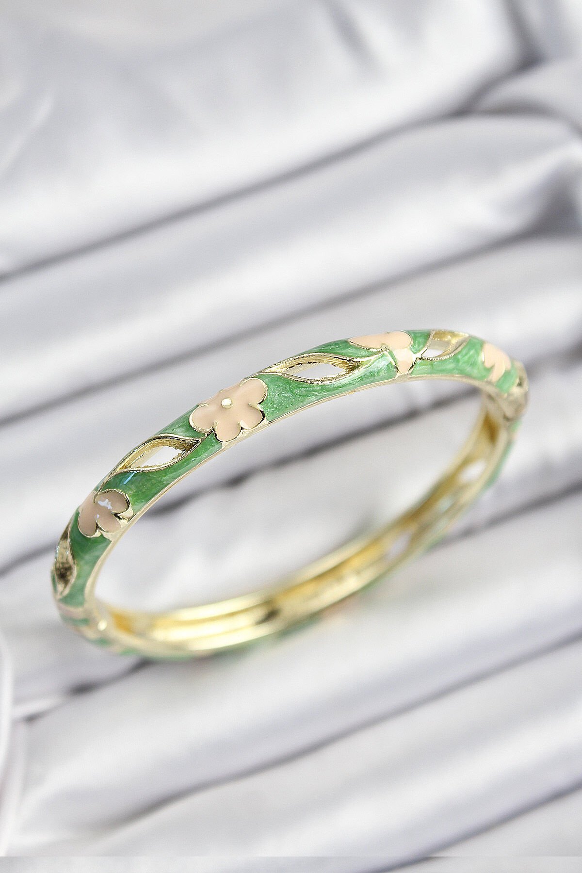 Mineli Pirinç Yeşil Ve Krem Çiçek Motifli Gold Renk Kadın Kelepçe - TJ-BB7371