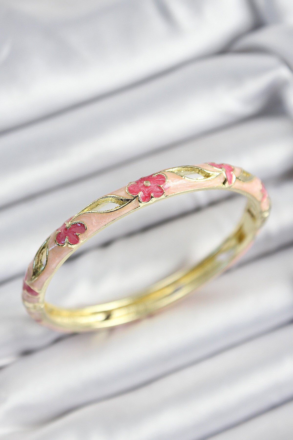 Mineli Pirinç Pembe Çiçek Motifli Gold Renk Kadın Kelepçe - TJ-BB7372