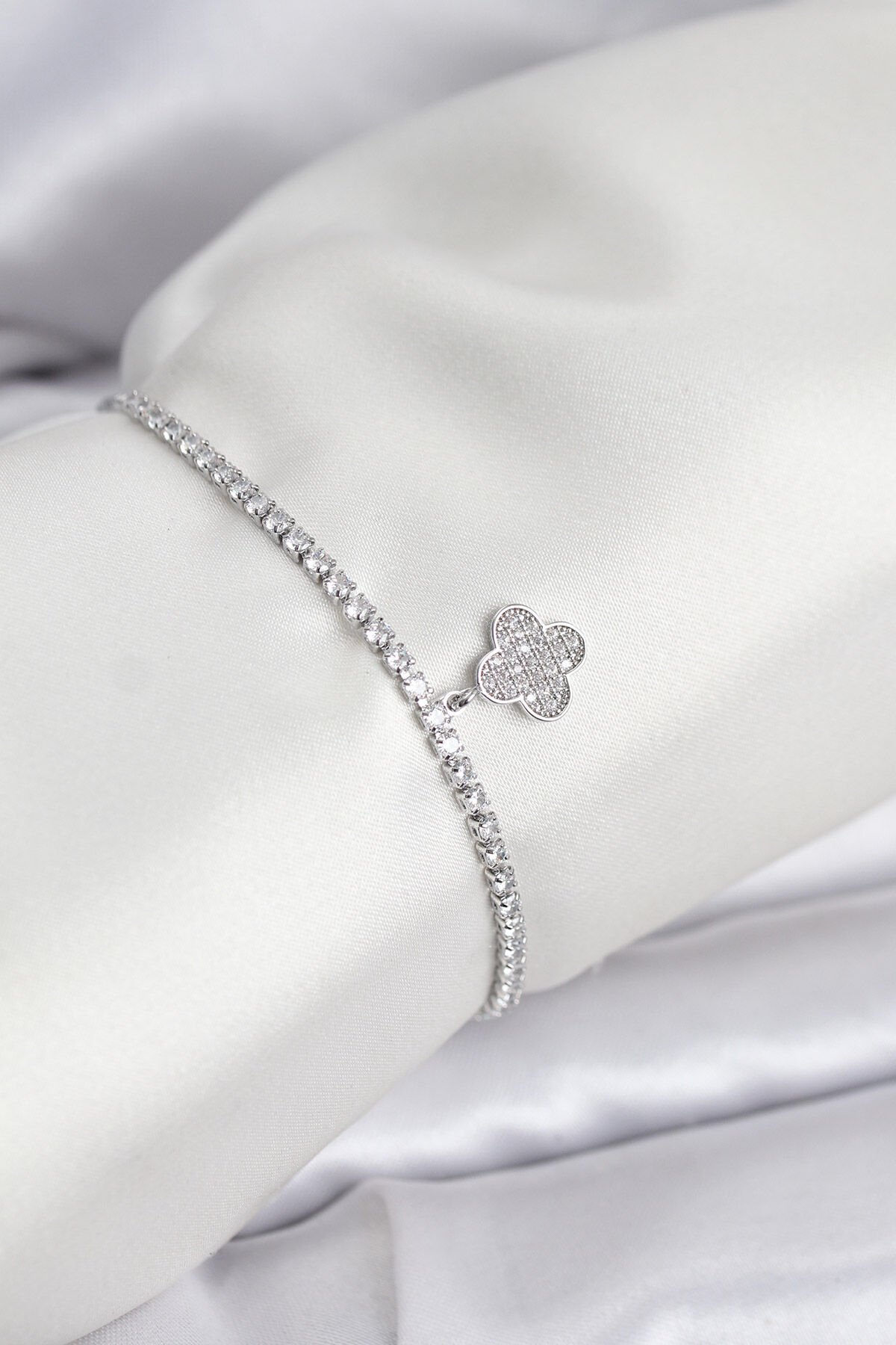 Yonca Model Zirkon Taşlı Gümüş Renk Asansörlü Su Yolu Bileklik - TJ-BB8243