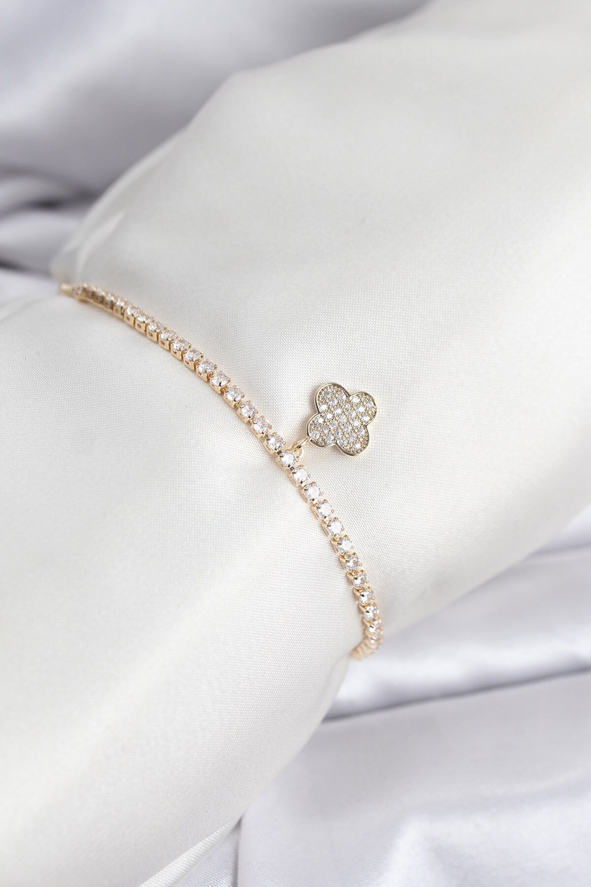 Yonca Model Zirkon Taşlı Gold Renk Asansörlü Su Yolu Bileklik - TJ-BB8244